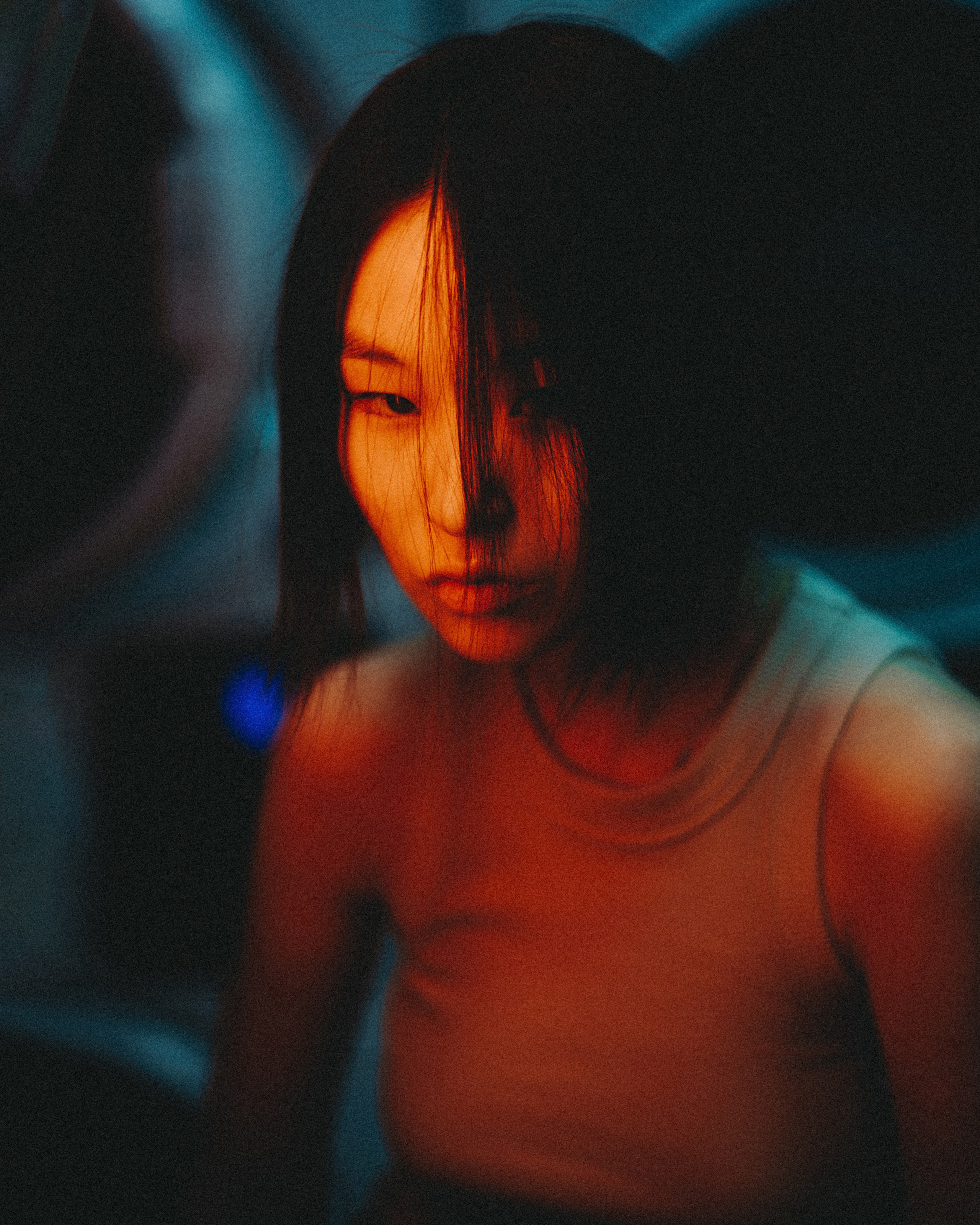 Киношная фотосессия в необычной локации с цветным светом