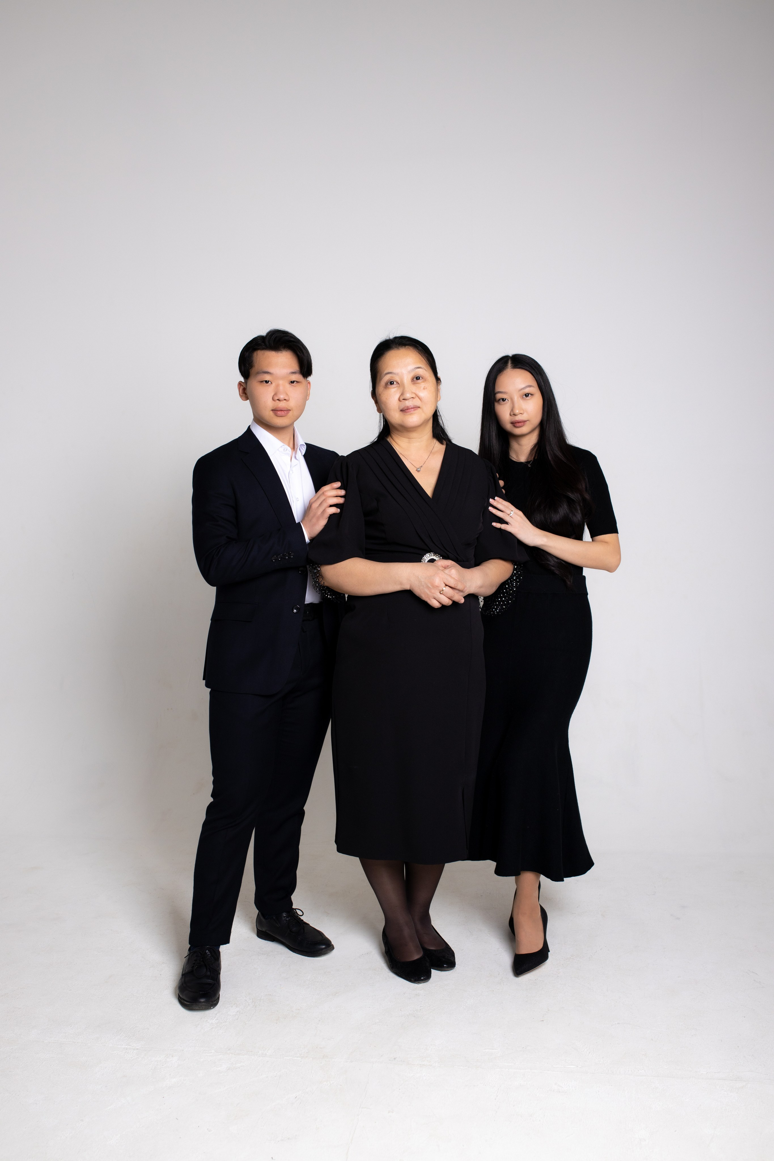 Семейная фотосессия на циклораме с импульсным светом. Фотограф в Железнодорожном и Балашихе