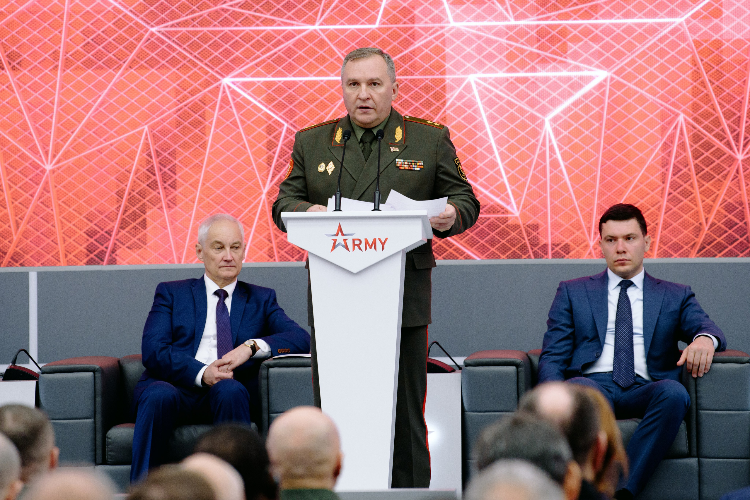 Фотография с выставки, на которой изображены участники, обсуждающие экспонаты.  Фотография репортажного характера, запечатлевшая важный момент корпоративного мероприятия. Министр обороны РФ Белоусов. Чемезов Роснано. Армия 2024. Вероника Скворцова