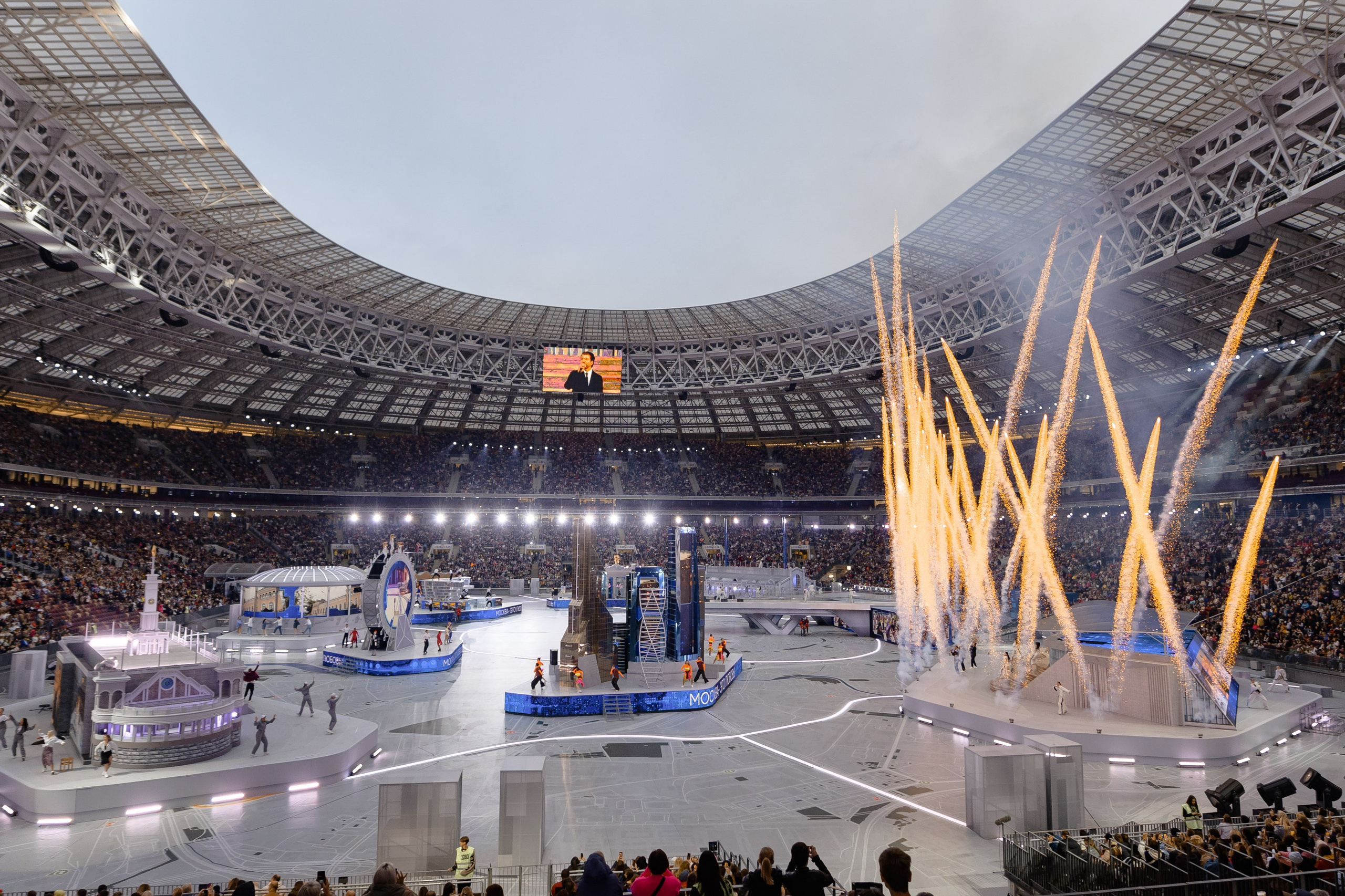 Репортажная съемка: "Динамичная фотография, запечатлевшая ключевой момент делового мероприятия." день города Москва