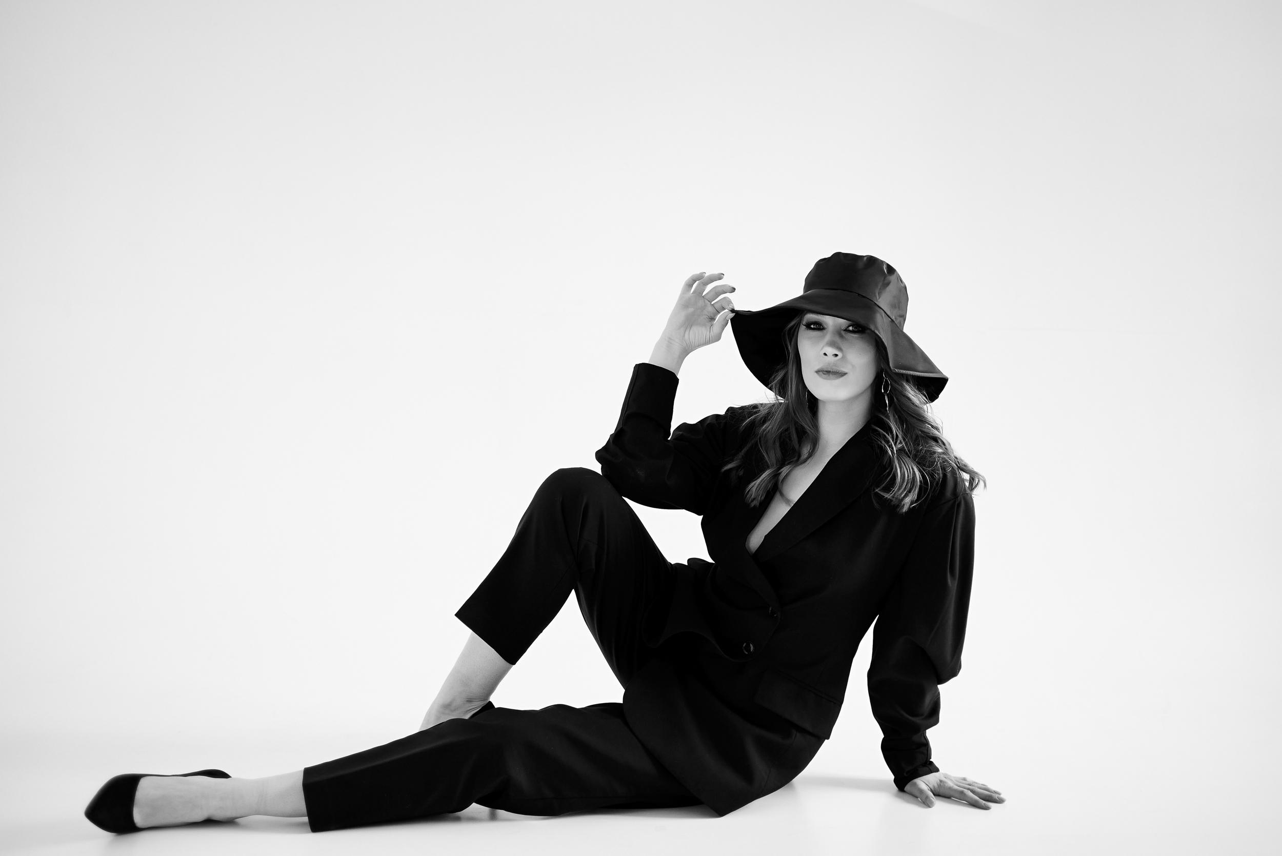 Мария. Снимаю всё, кроме похорон