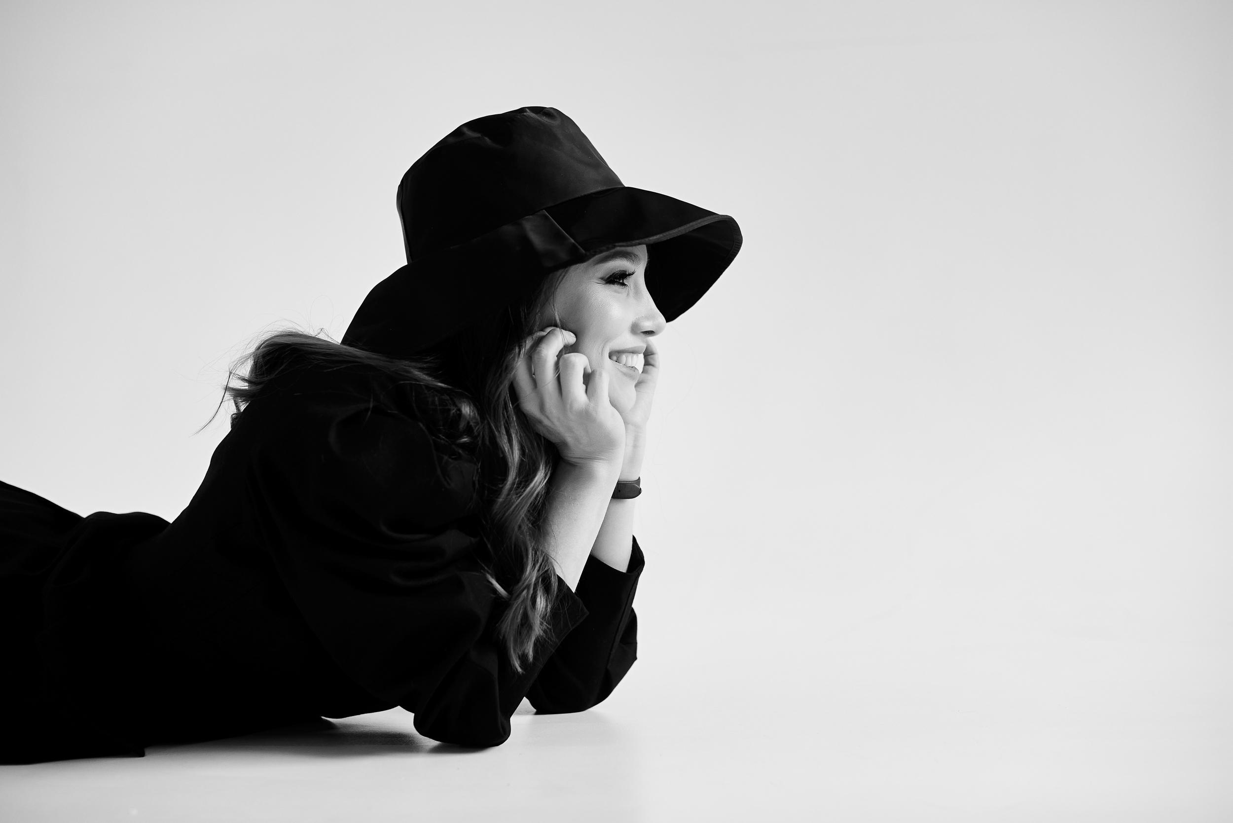 Мария. Снимаю всё, кроме похорон