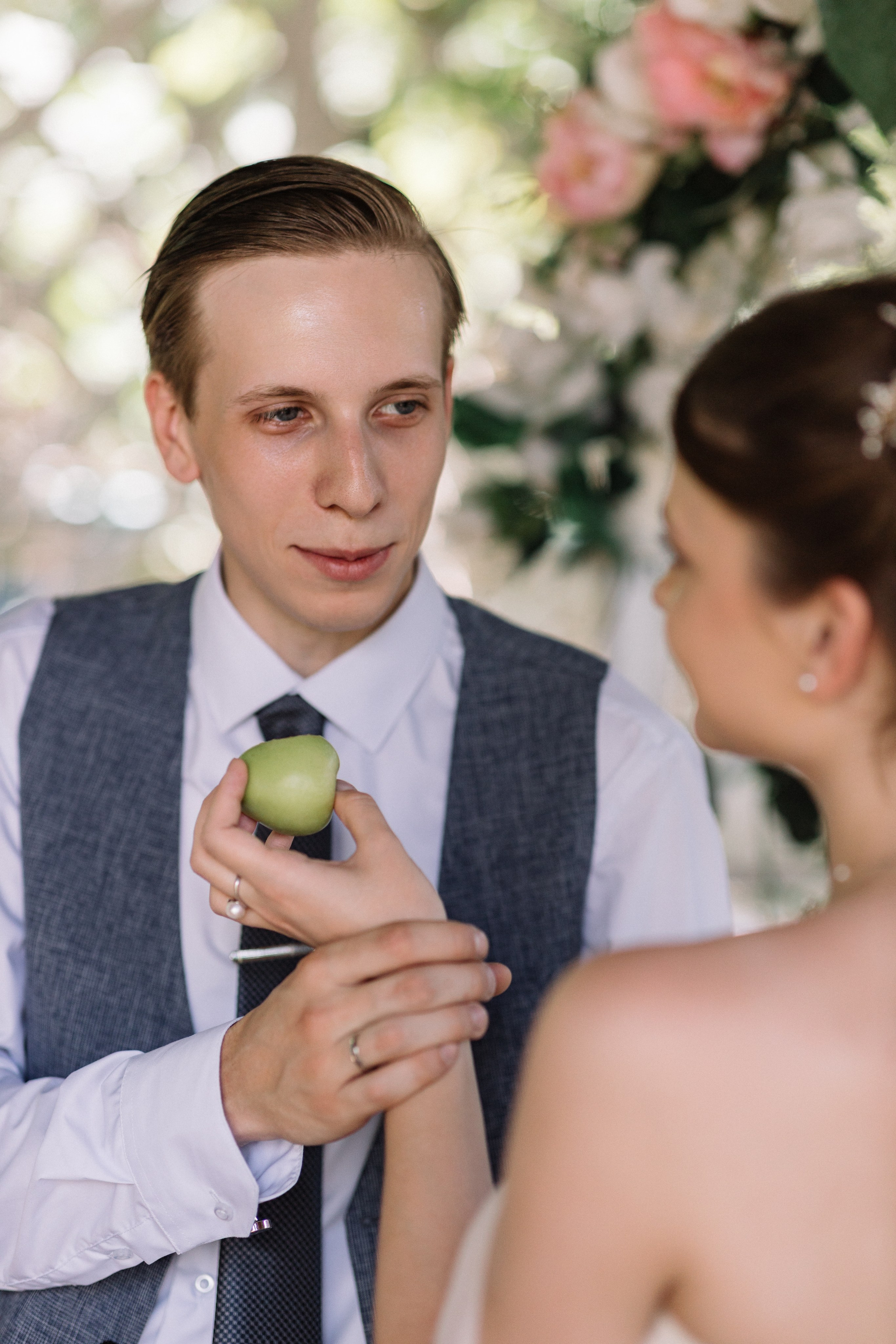 Чередование света и тени на лицах молодых во время церемонии.