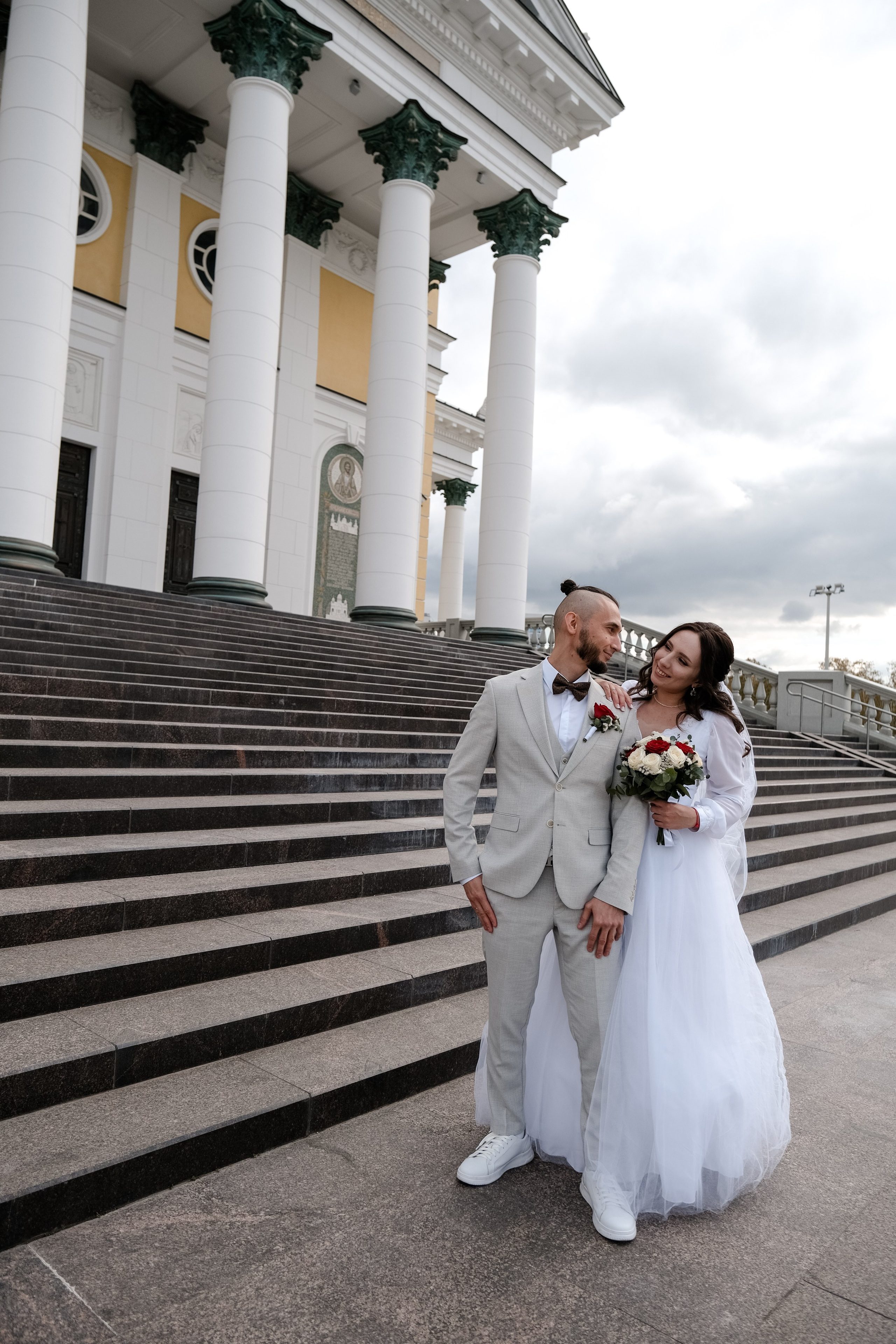 Азат и Дарья_прогулка с ретро-автомобилями. Свадебный фотограф в Челябинске Сырчикова Наталья
