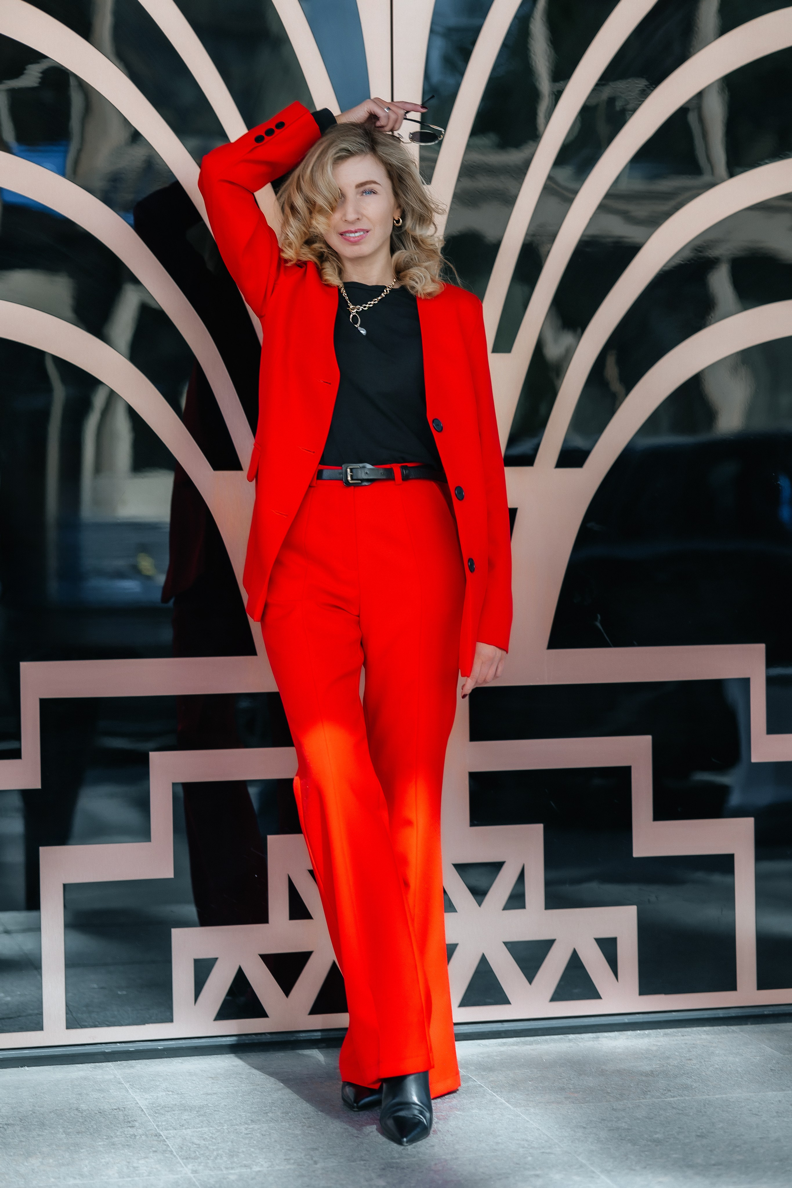 женщина в красном