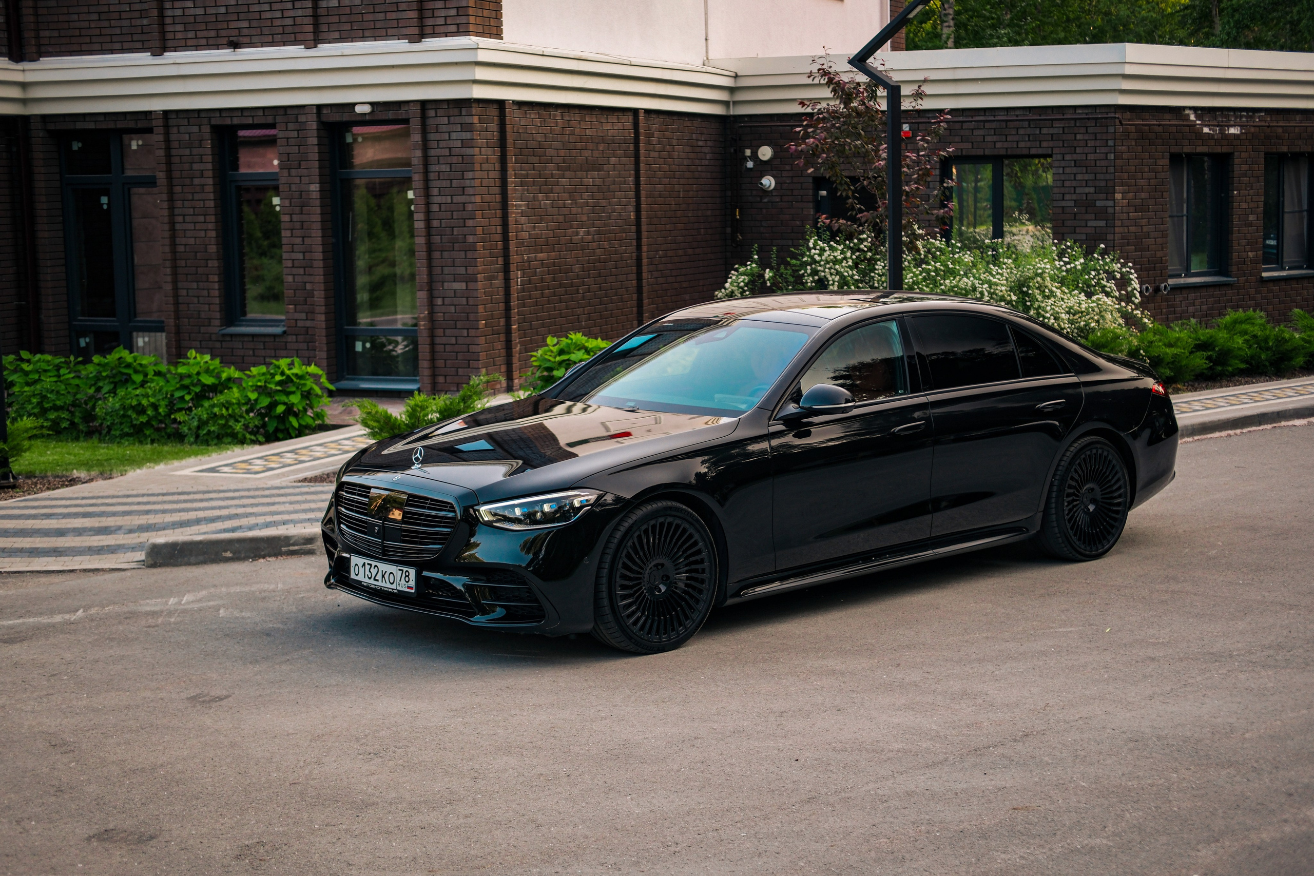 Профессиональная фотосессия Mercedes-Benz S-класс в&nbsp;Новосибирске. Автомобильный фотограф Чанчин Владимир: детальные снимки кузова, интерьера и&nbsp;динамики. Съемка автомобиля для продажи