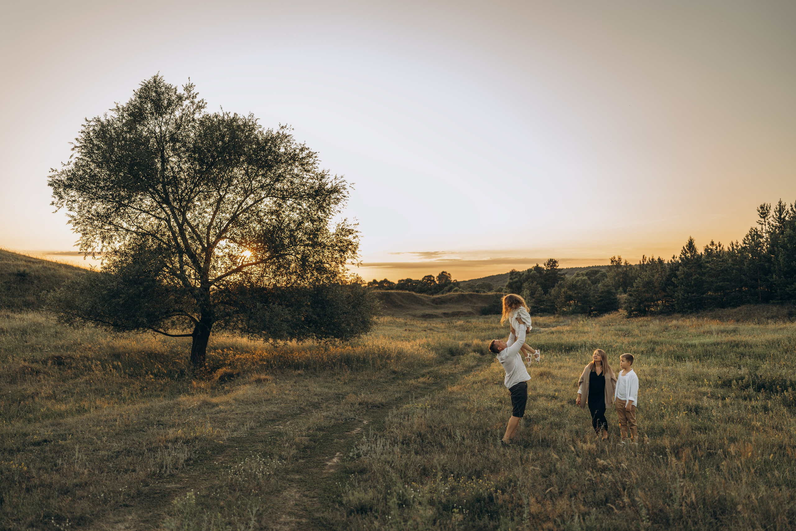 Летний луг, закат. Семейный фотограф Москва. Фотограф беременности и материнства Москва