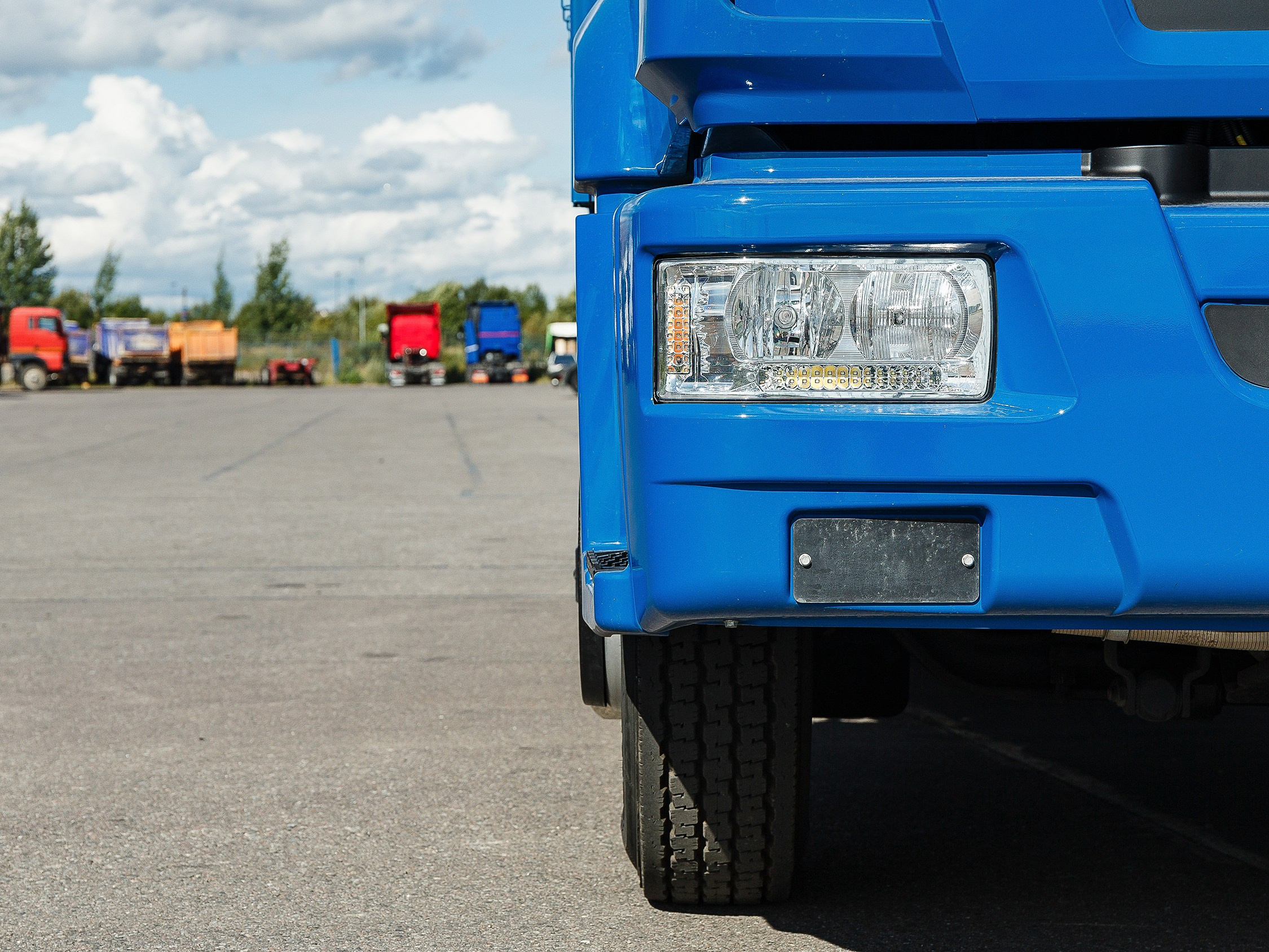 Профессиональная съёмка легковых автомобилей и большегрузов для продажи и контента. Выездная фотосессия спецтехники в Санкт-Петербурге. Репортажный фотограф Сергей Пушкин в СПб. Промышленная фотосъёмка авто. Фотограф для дилеров и производителей. 