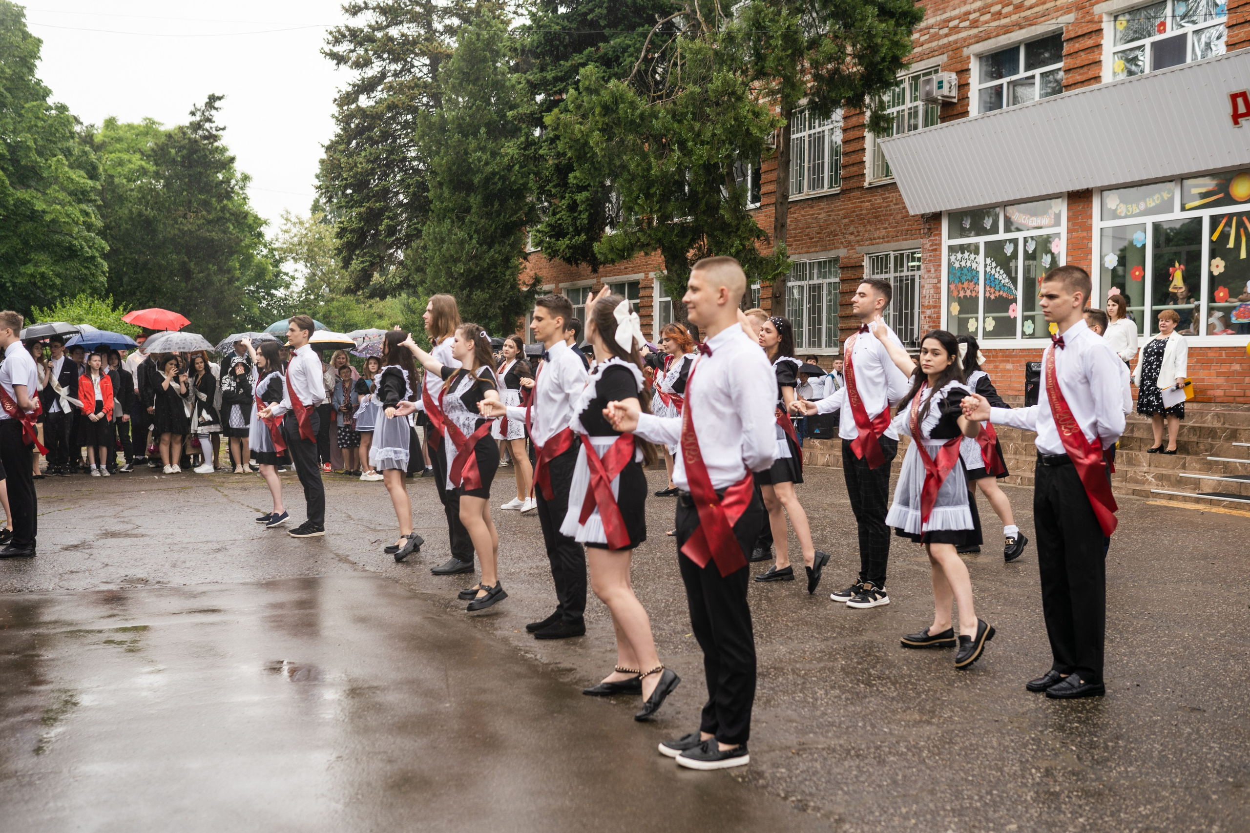 Последний звонок (СШ 77). Выпускные альбомы «Поколение» в городе Краснодар