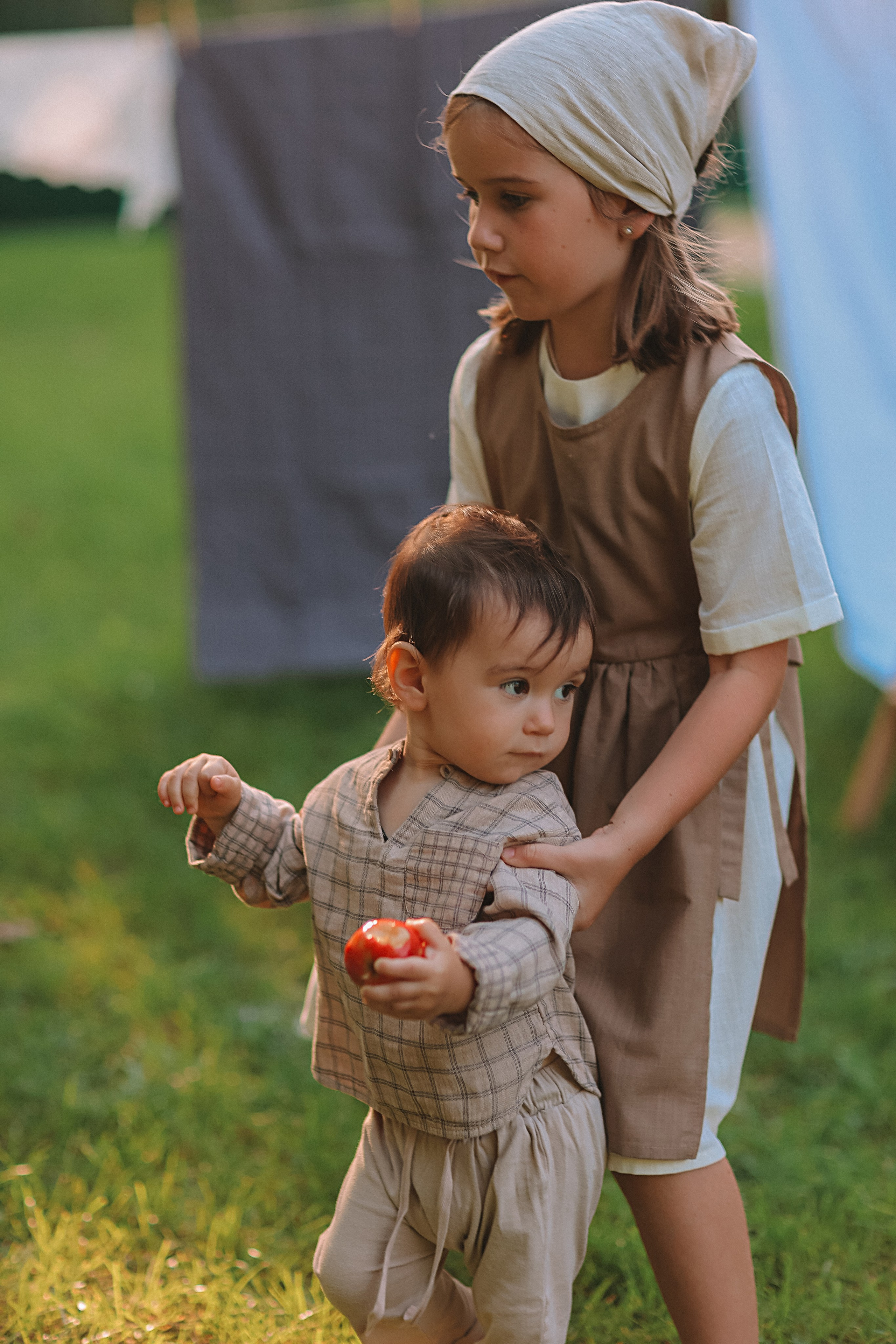 Стирка у дома. Семейный фотограф Тюмень, фотограф на роды Салмина Мария
