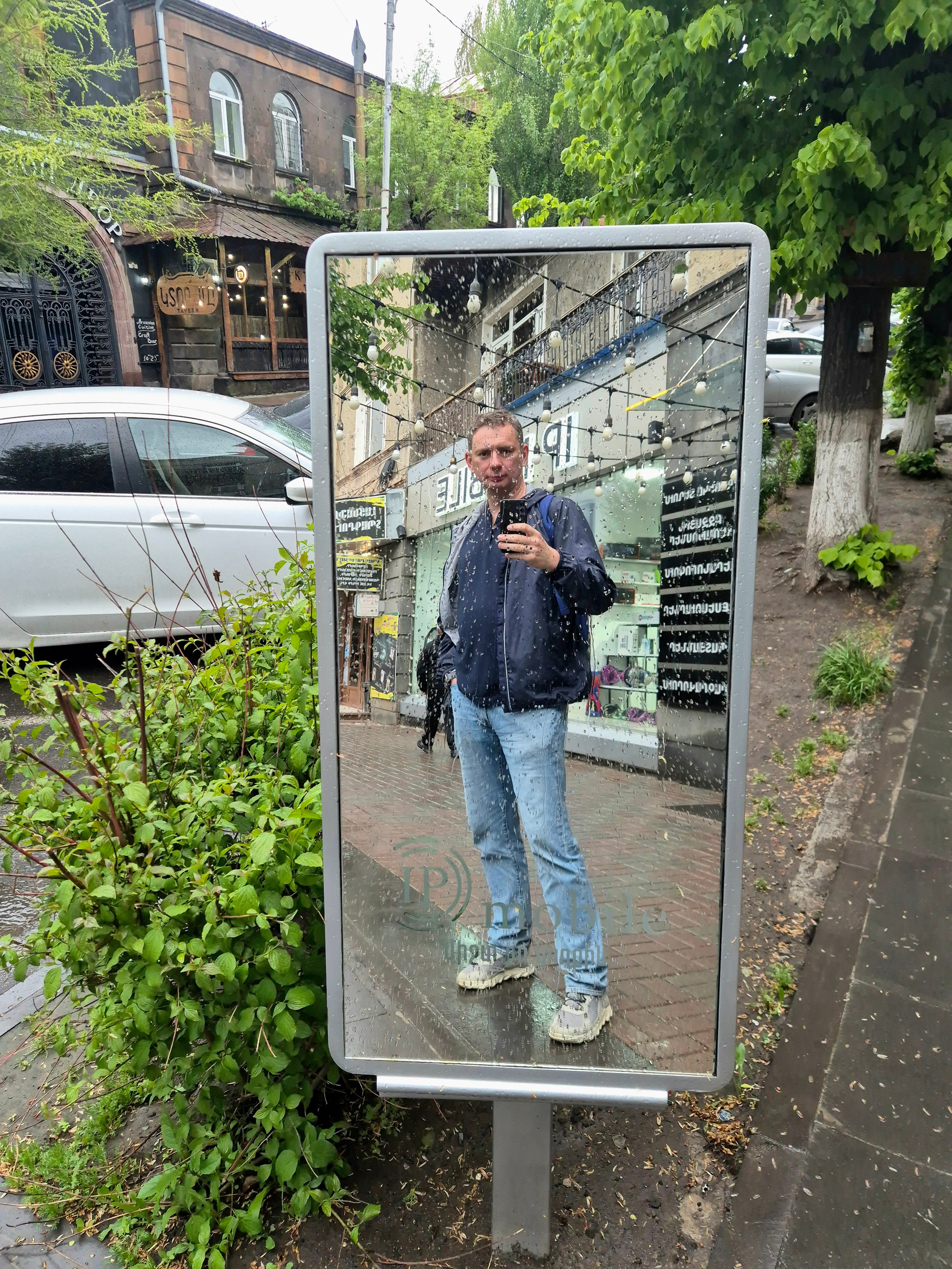 Гуляем по городу. То жарко в футболке, то начинается дождик и хочется закутаться