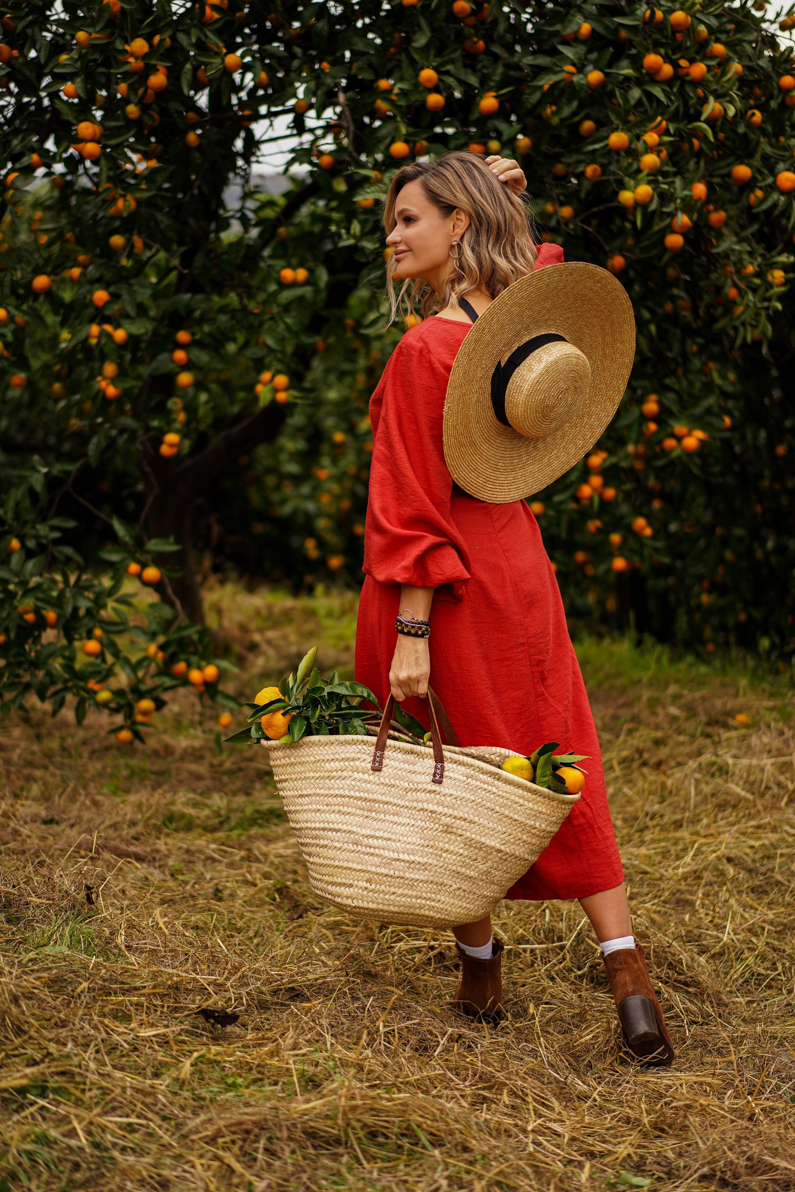 Lovestory на плантации с мандаринами в Абхазии. Фотограф Москва и Видеограф Москва