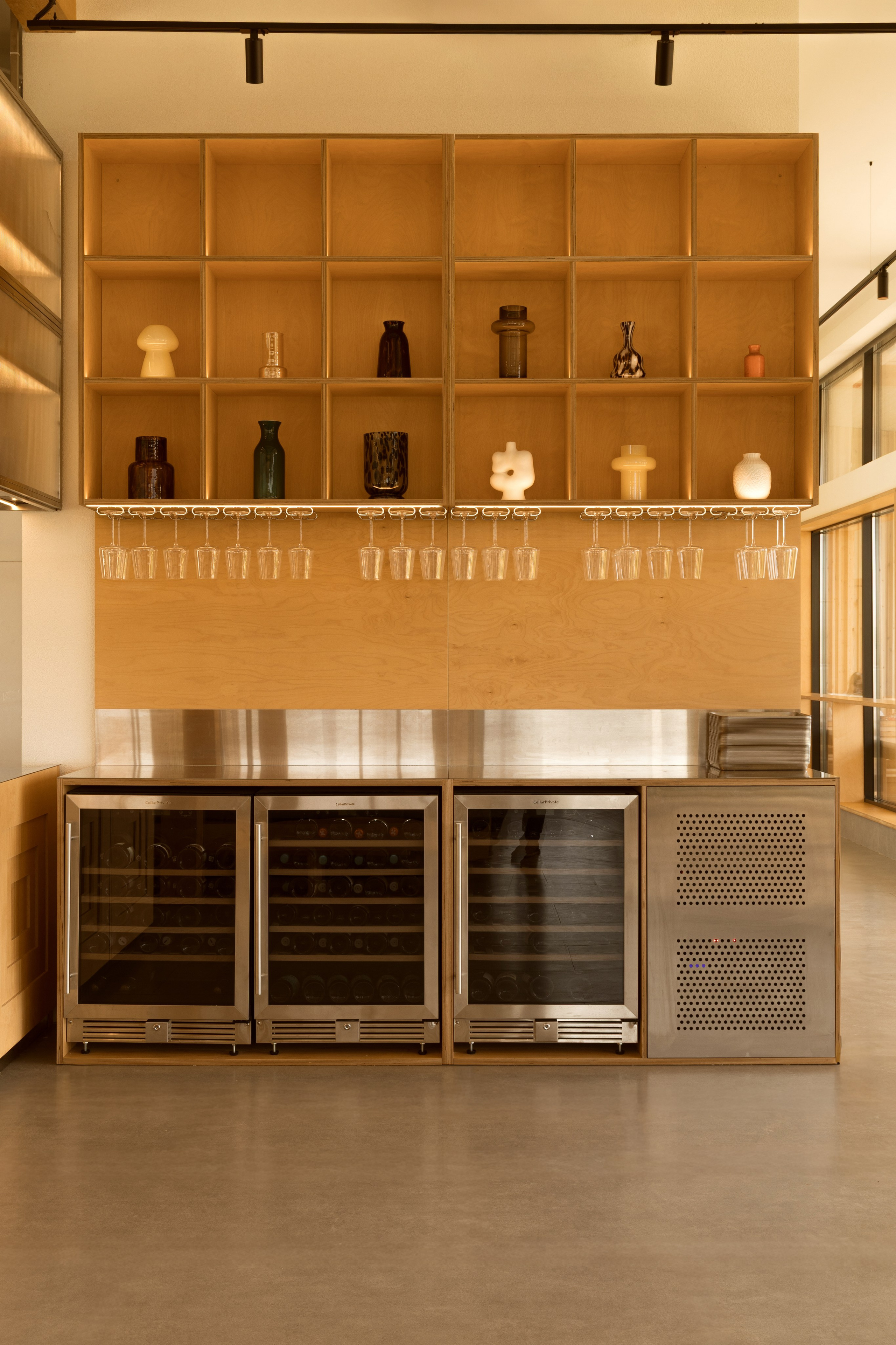 Модернистское кафе-пиццерия на природе: проект FruitDesign с акцентом на созерцание. Интерьерный фотограф в Нижнем Новгороде и Москве Владимир Гудков