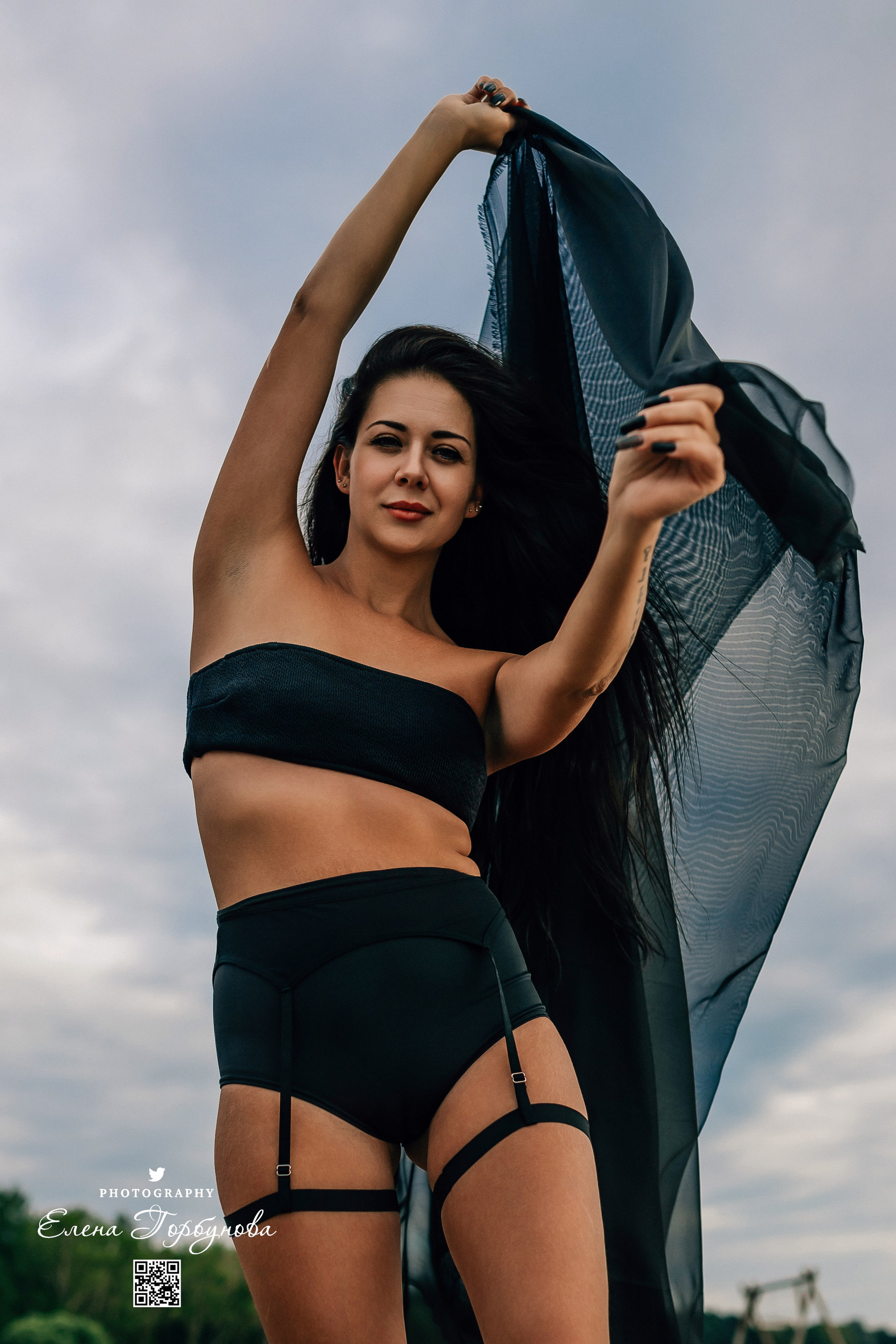 Черная серия с тканью. Набережная. Александра и Таисия. Июль 2025 г. Фотограф Пермь. Свадьбы. Семья и дети, школа, д. сад. Фотокниги