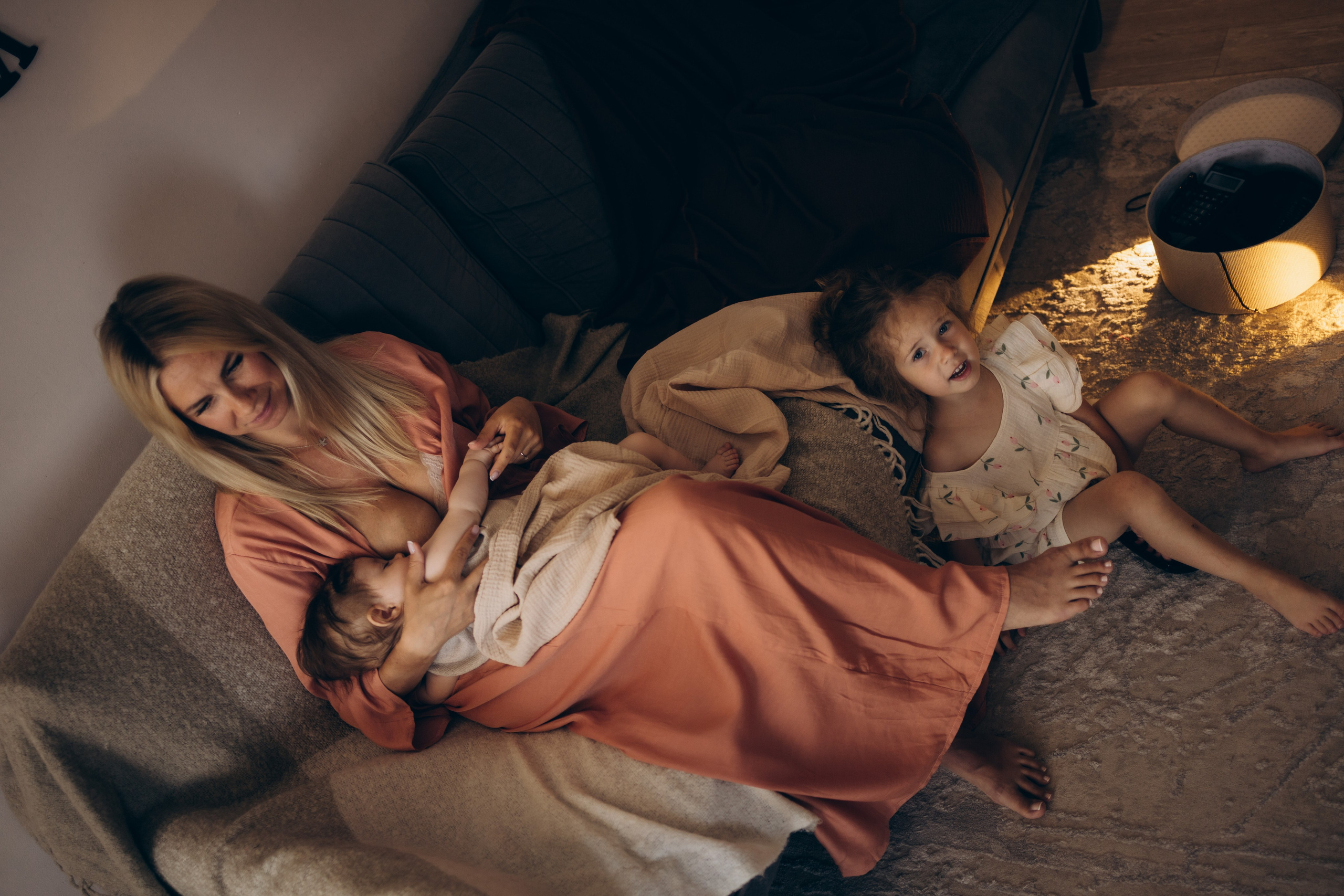 тихий момент единства: сцена кормёжки грудью и наблюдение старшего ребёнка за процессом