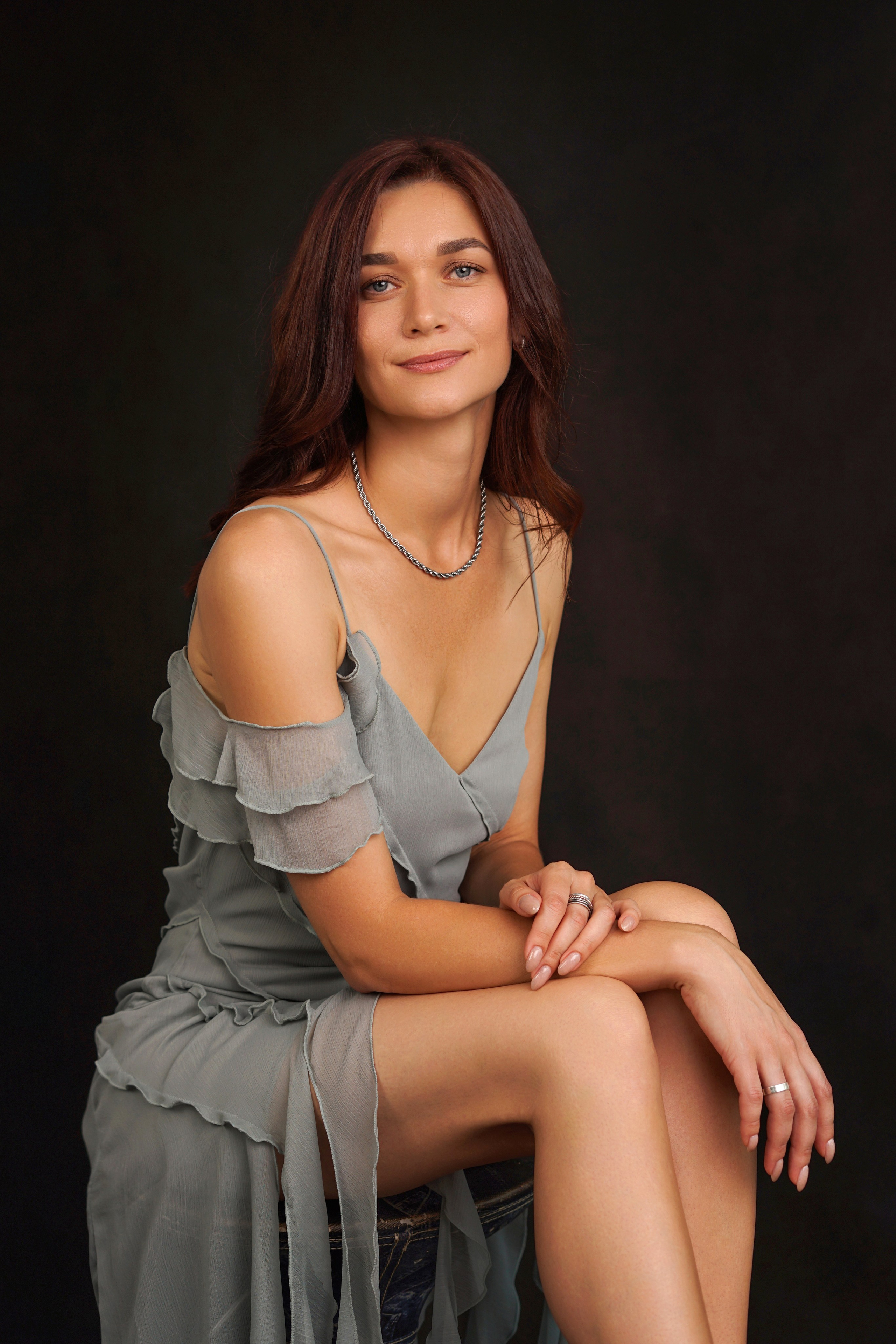 Портрет девушки в нежном платье на чёрном фоне