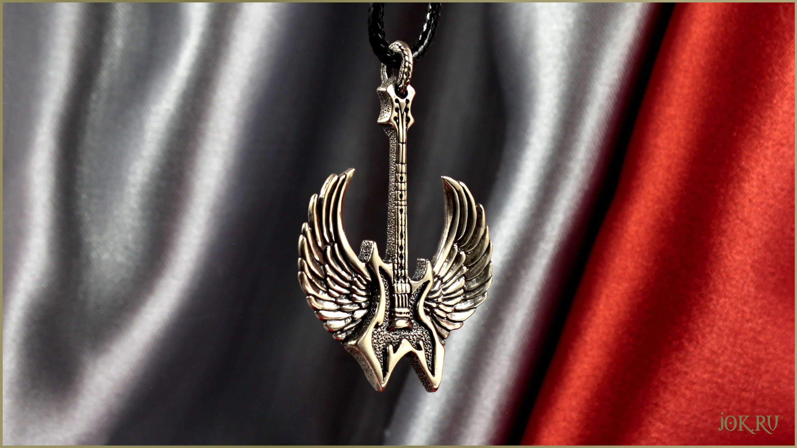 Уникальный кулон гитара с крыльями из бронзы — идеальный аксессуар для музыкальных энтузиастов и ценителей оригинальных украшений.