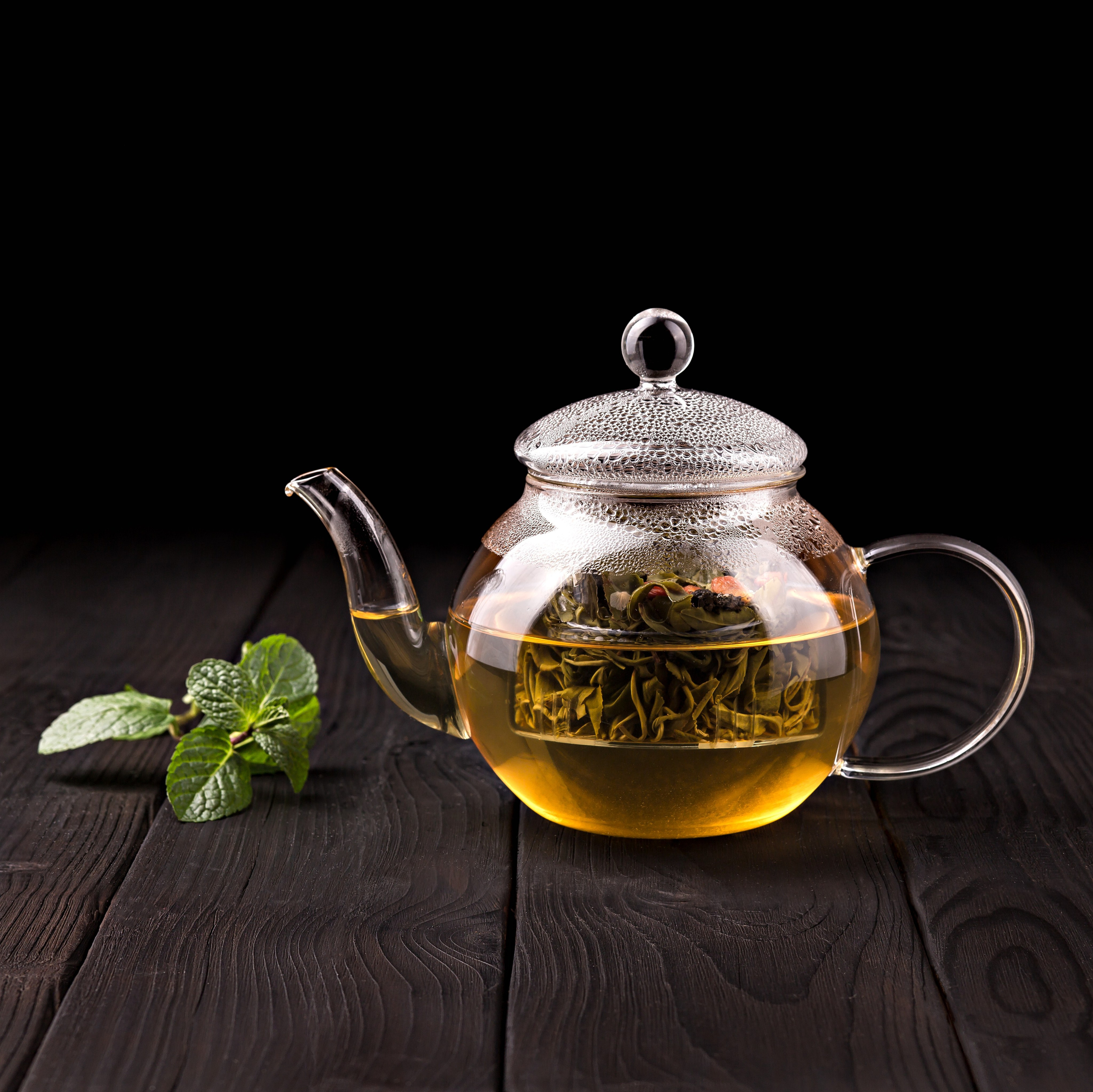 чай с мятой в прозрачном заварнике