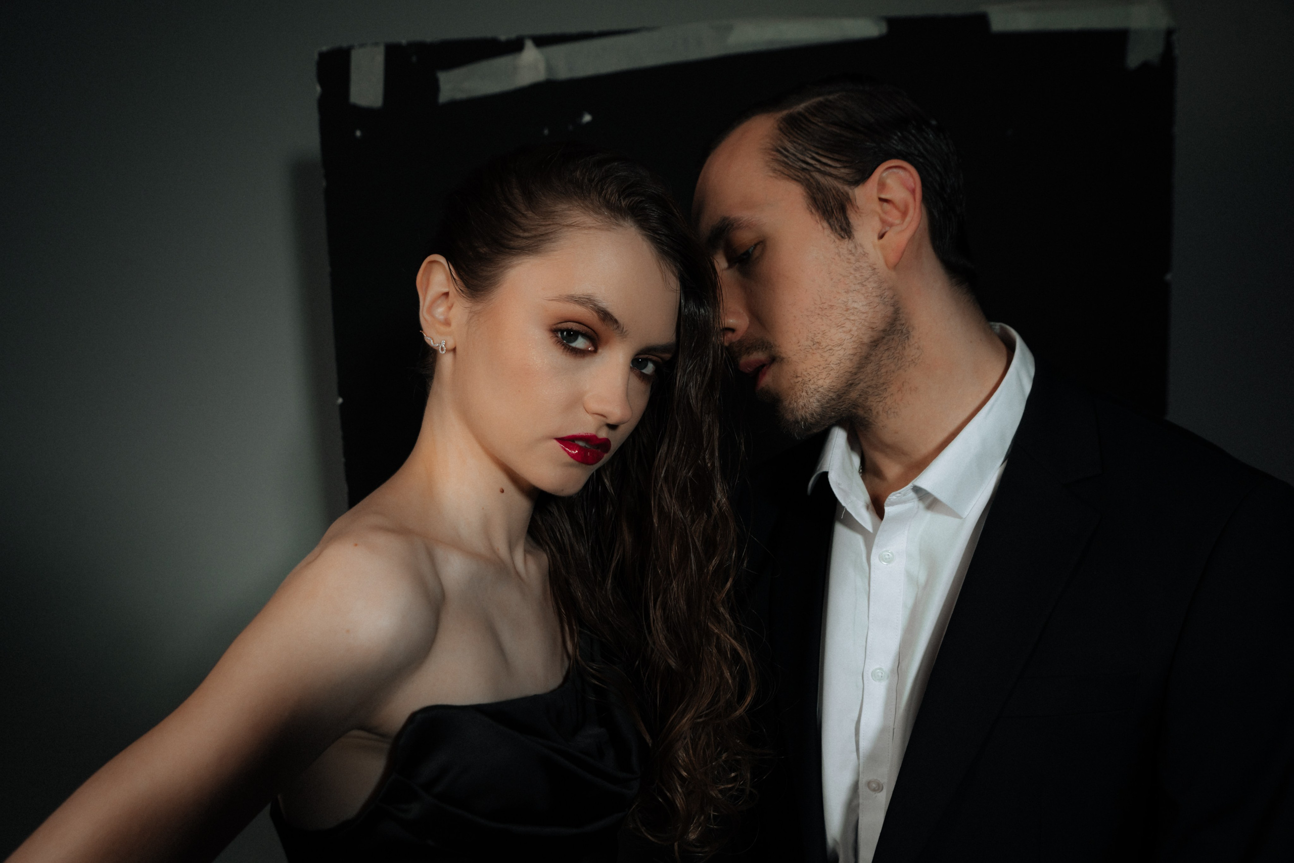 Молодой человек с нежностью смотрит в глаза своей возлюбленной во время съемок.