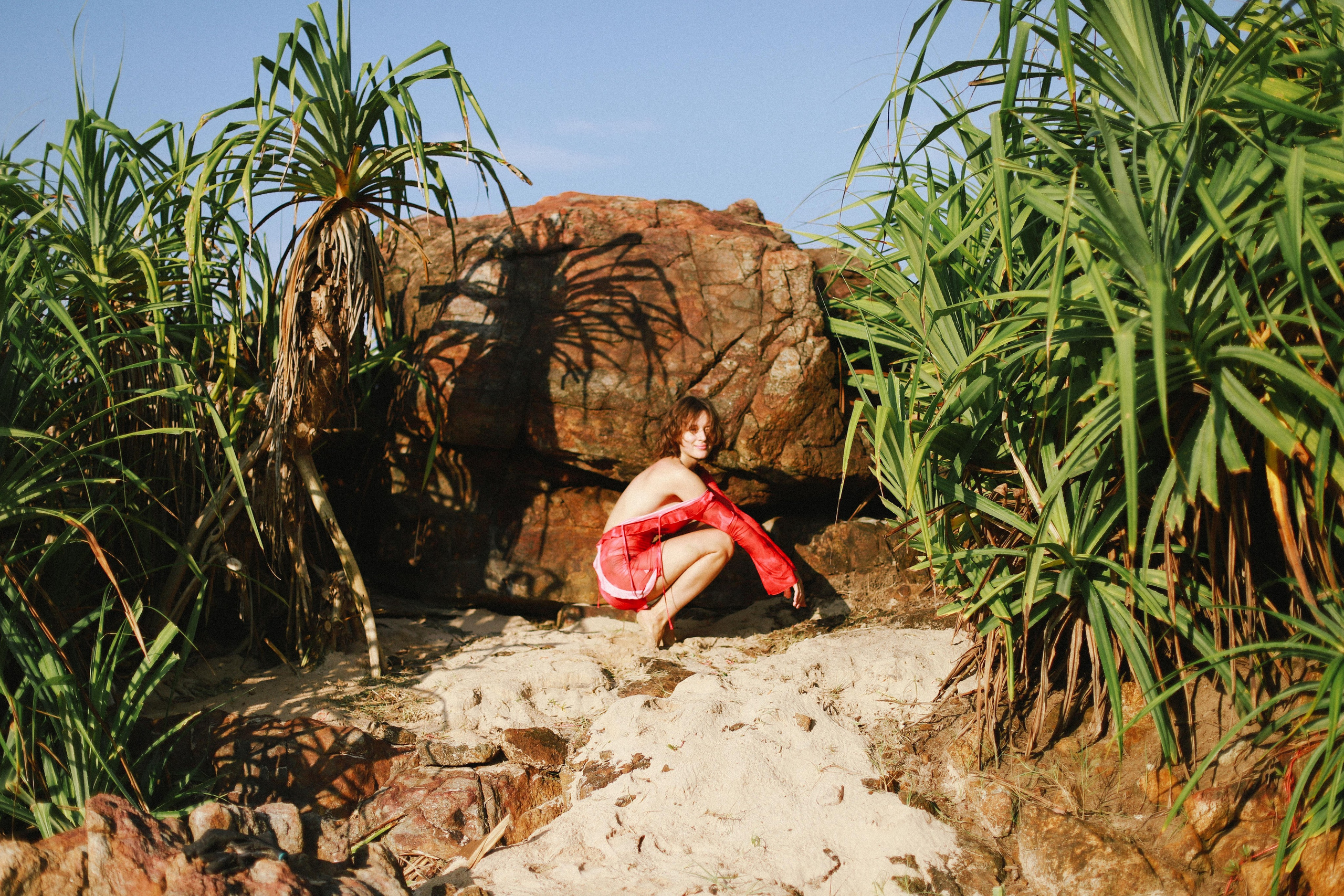 Арт-портрет в стиле 35 мм: девушка в красном платье с банановым листом в натуральном бассейне | Вера Казанцева — фотограф Шри-Ланка. Фотограф на Шри-Ланке