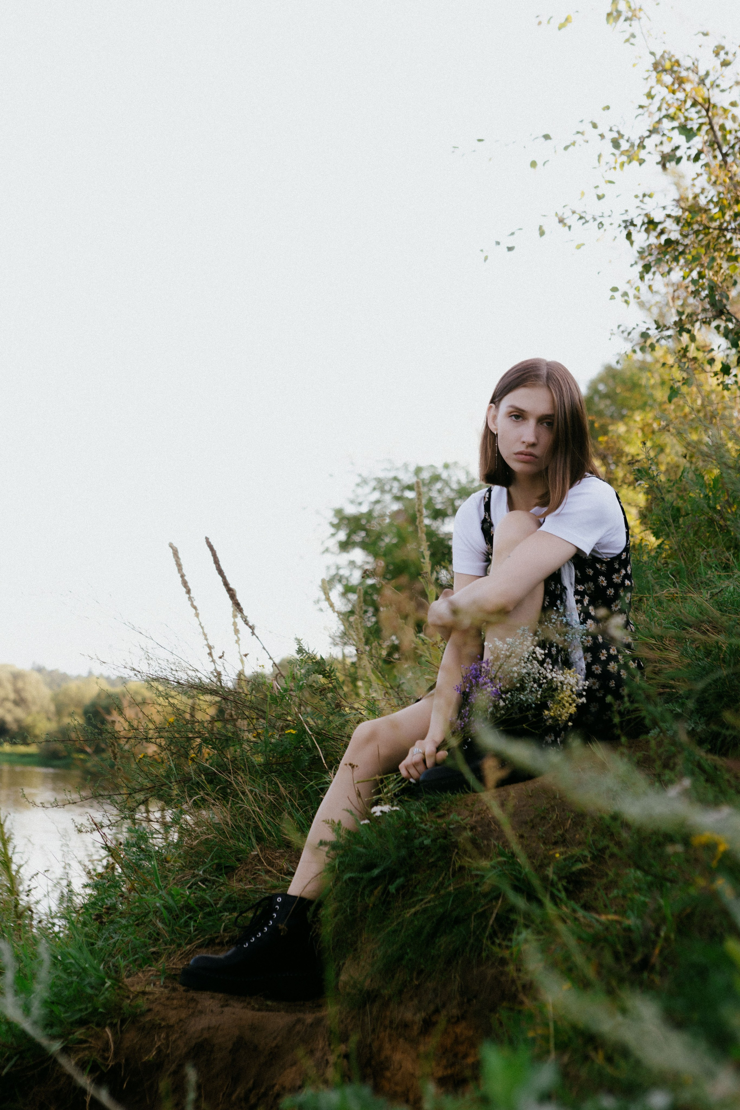 Летняя фотосессия в поле. Девушка в поле в кровати