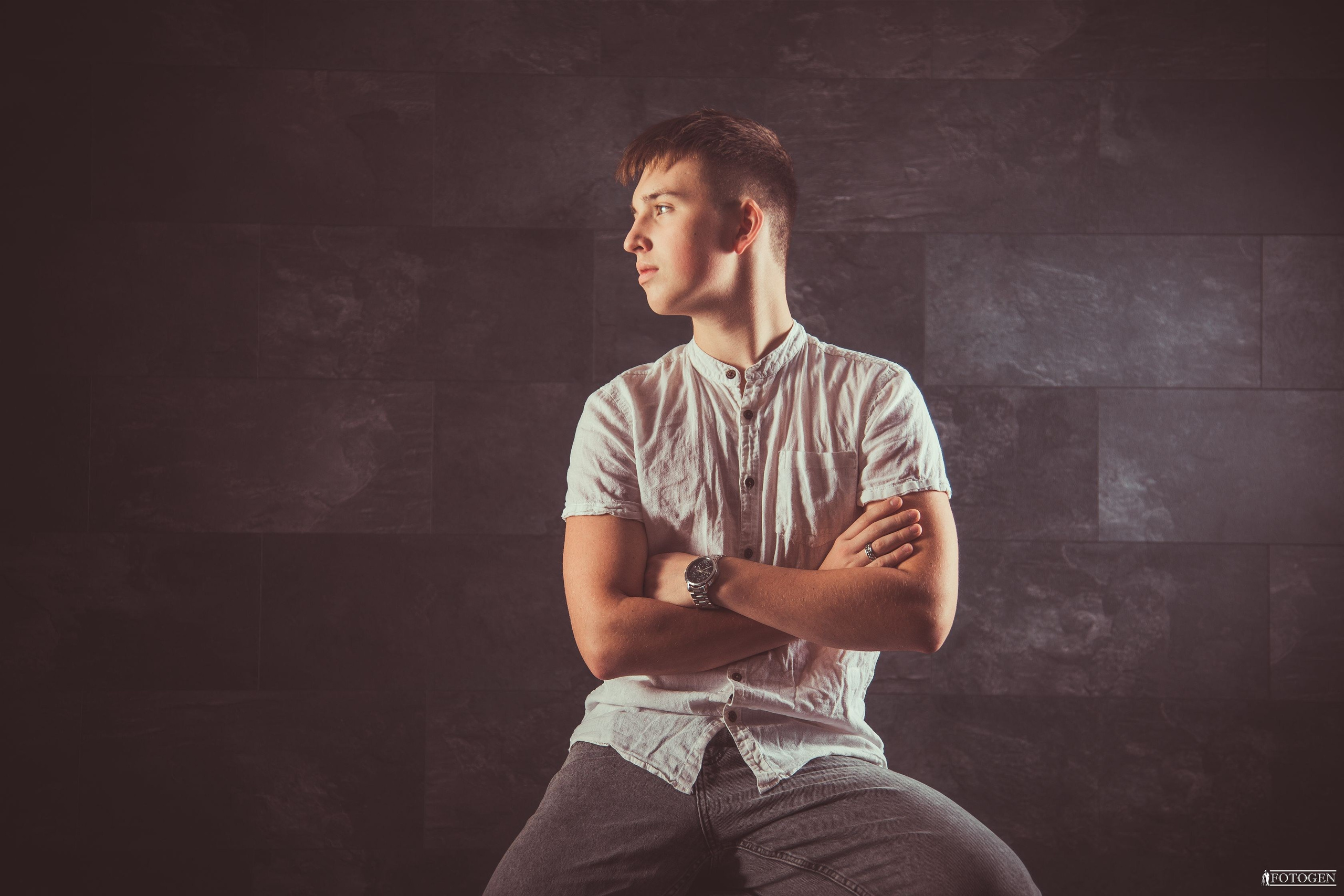 Профессиональная мужская фотосессия в Fotogen: Ваша история в кадре. Интерьерная фотостудия FOTOGEN г. Краснодар
