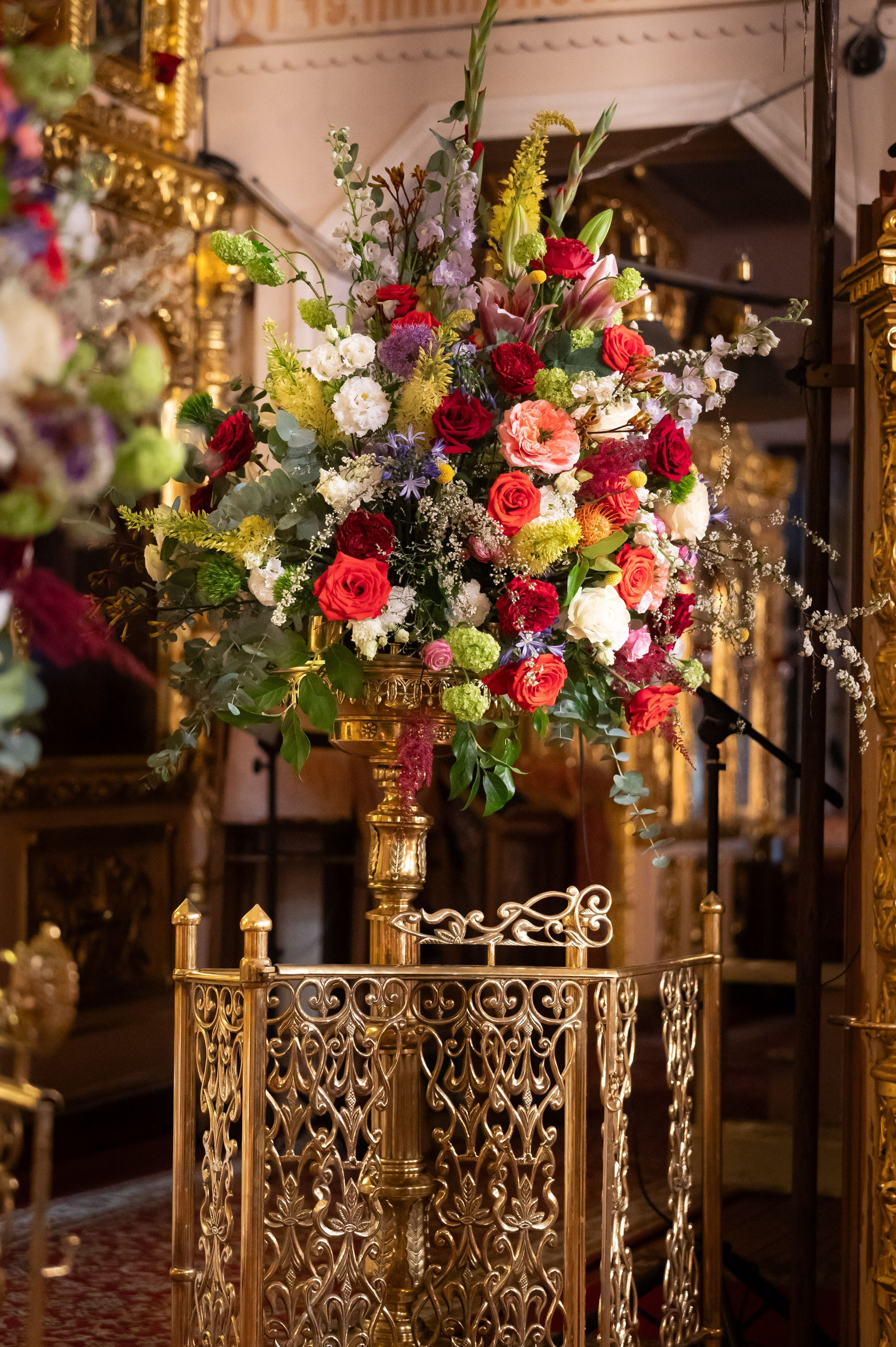 Храм Преображения Господня в Богородском. Цветы на Пасху. Антон и Татьяна Денисенко — В храме