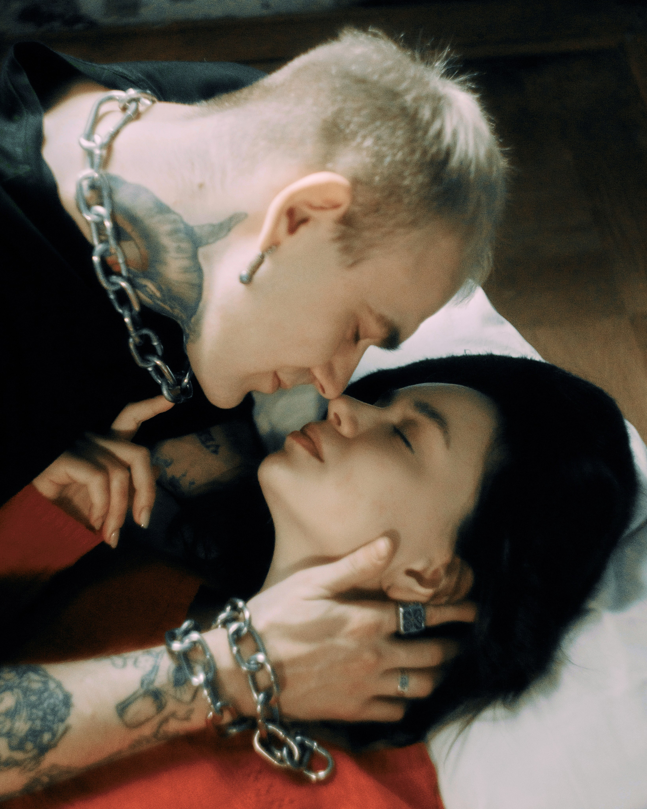 Кино лав стори фотосессия в Москве — близкий поцелуй, страстный эмоциональный портрет пары, пленочная обработка