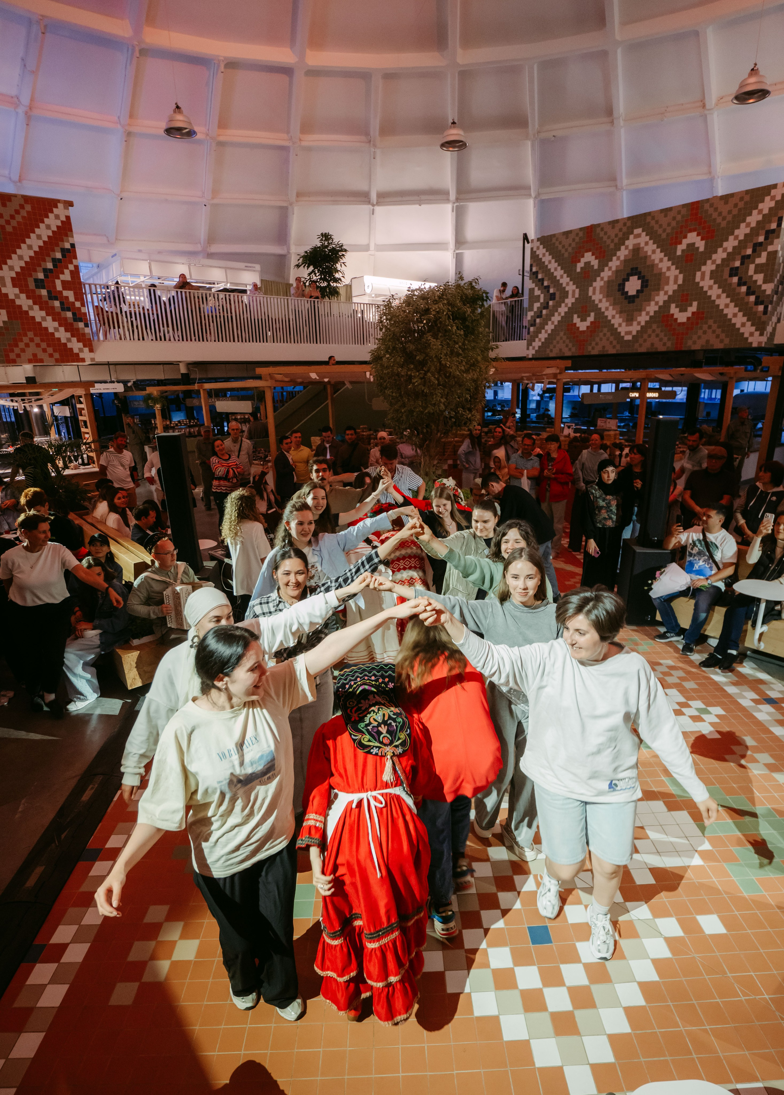 Московский рынок. Солнцестояние / 2025. Саша Копылов, фотограф в Казани