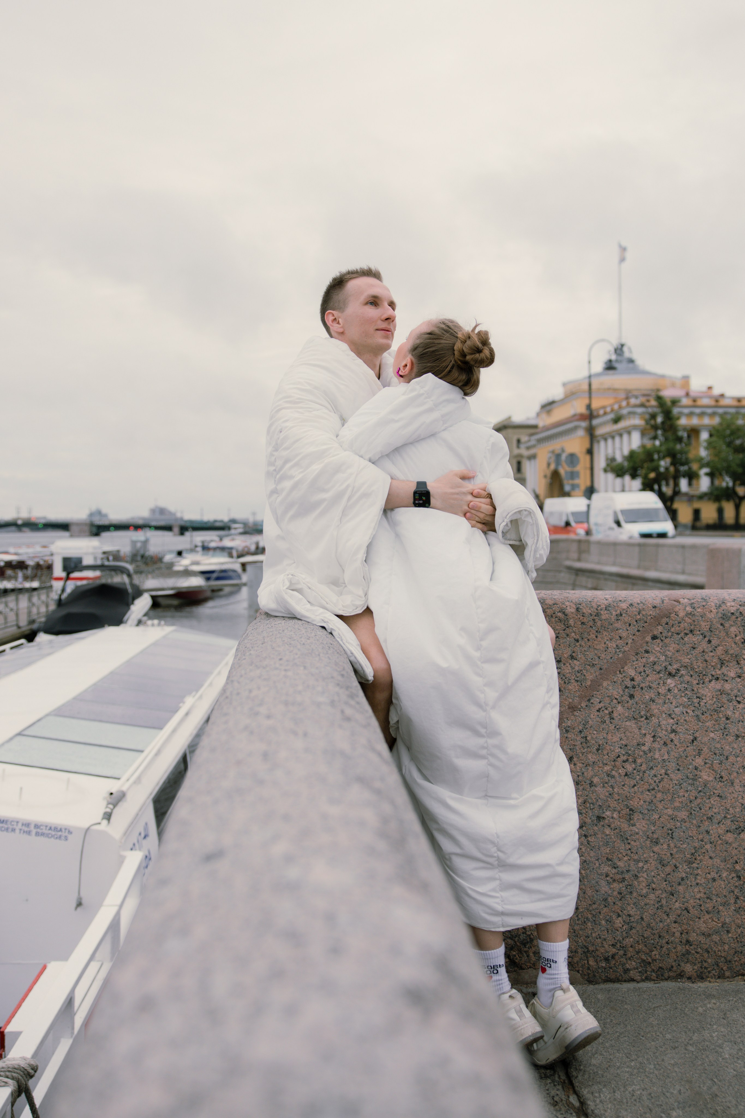 Лавстори прогулка в одеялах по ночному городу летом в Санкт-Петербурге. Фотограф в Санкт-Петербурге Вагнер Юлия