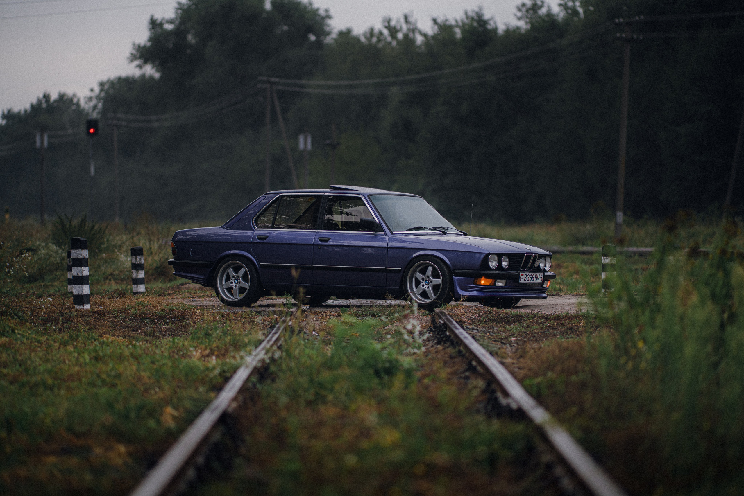 Старая BMW фотографируется за городом. Жуков Илья  свадебный фотограф в Москве