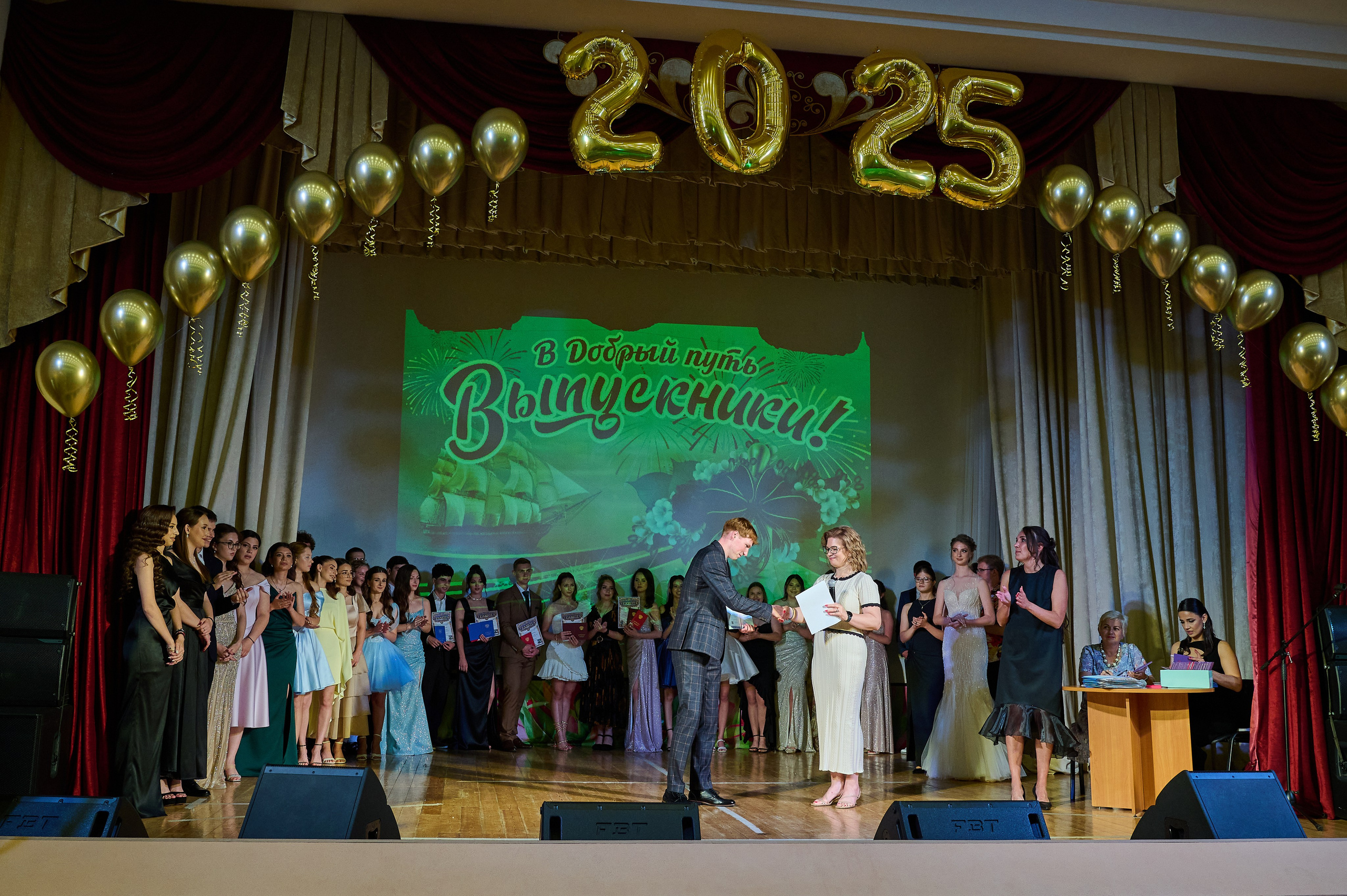 Вручение 11 классы. Жизнь курорта Кабардинка в фотографиях