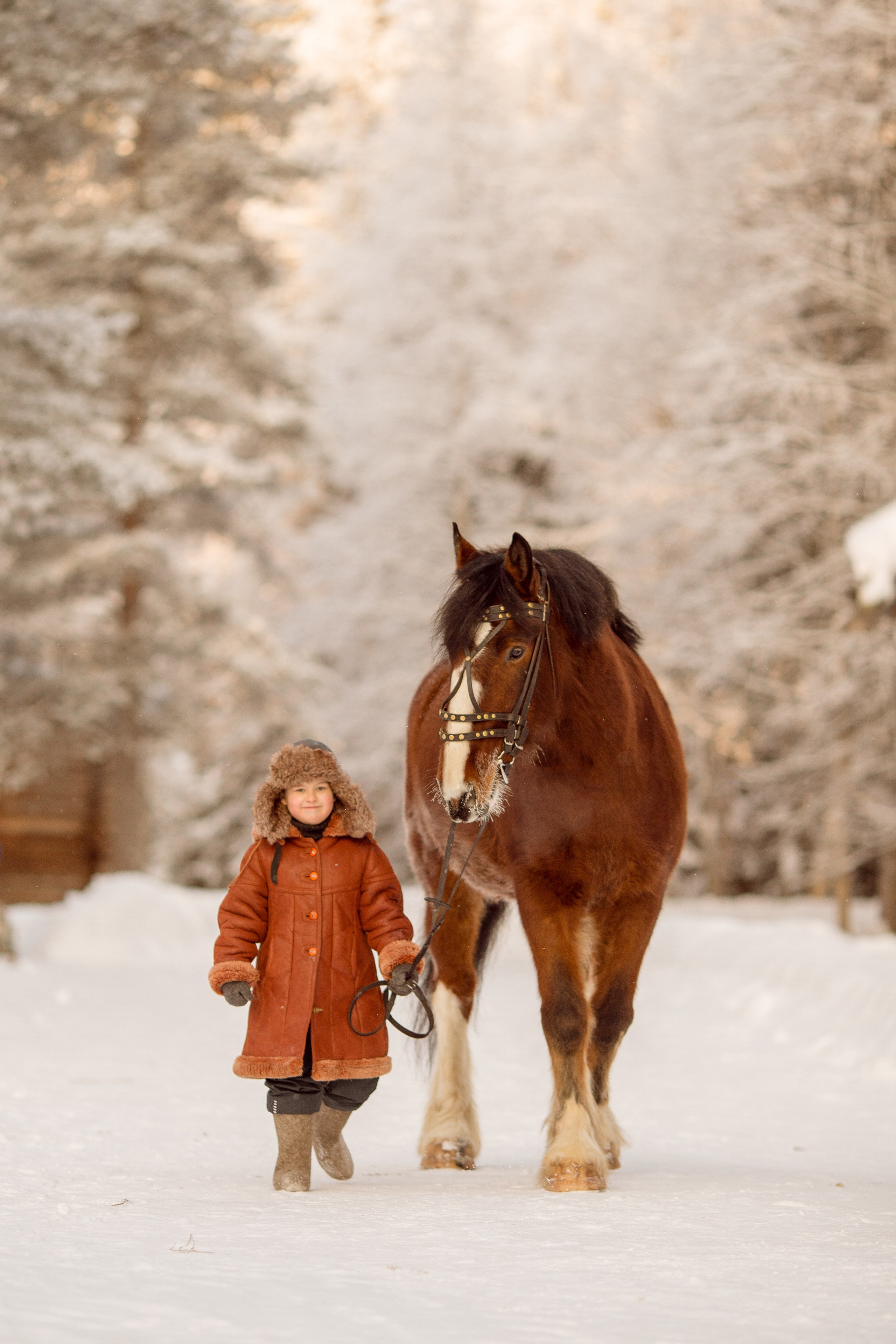 Детская фотосессия с лошадью зимой