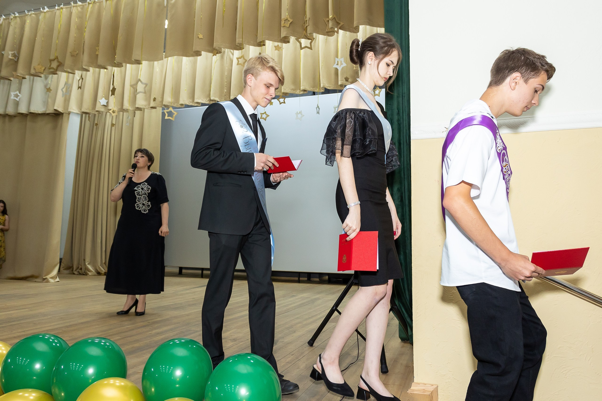 Вручение аттестата и выпускной вечер. Выпускные альбомы Майкоп, Краснодар Елена Золотарева