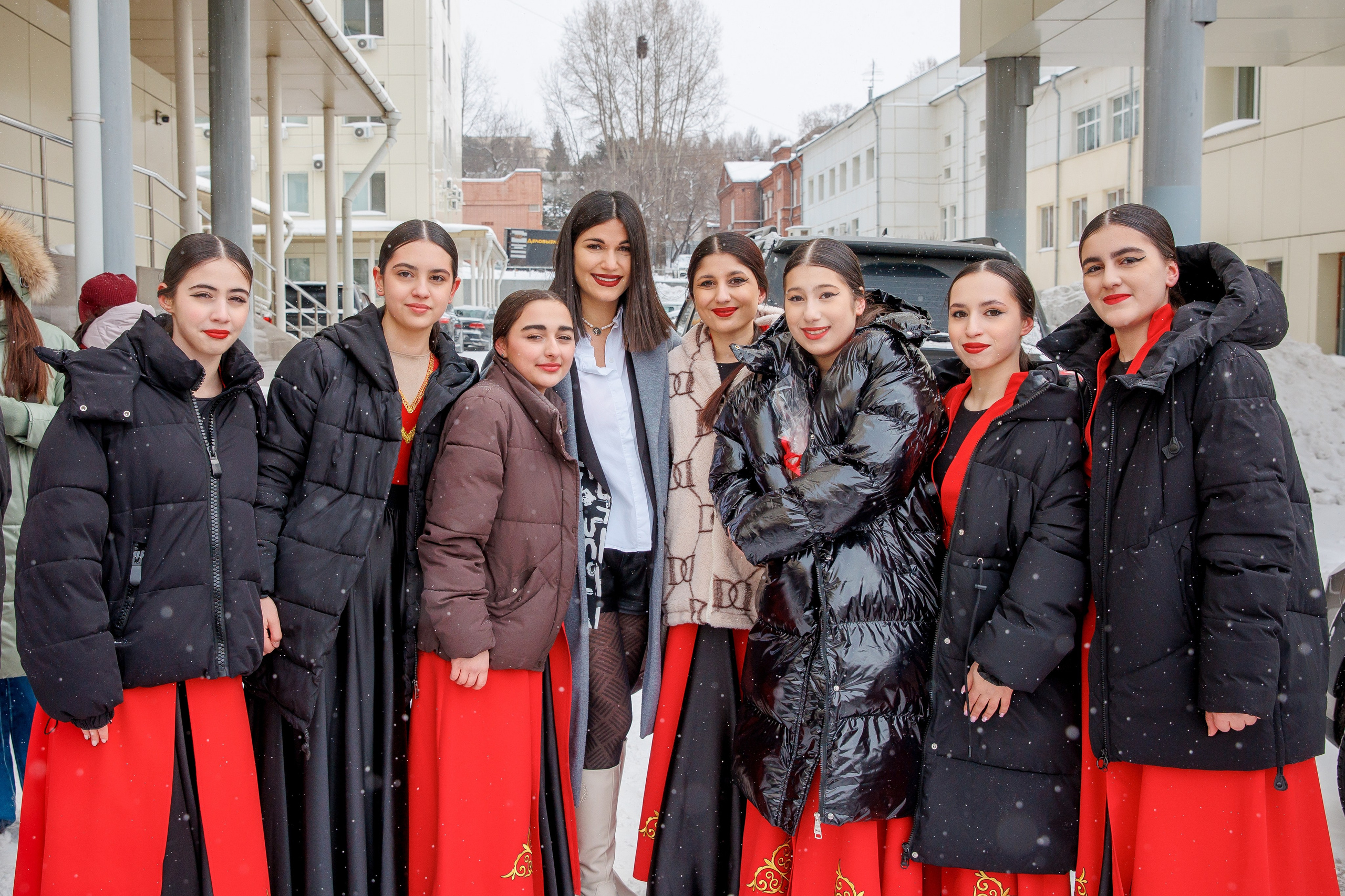Памятное групповое фото мамы с артистами флешмоба у роддома, Санкт-Петербург