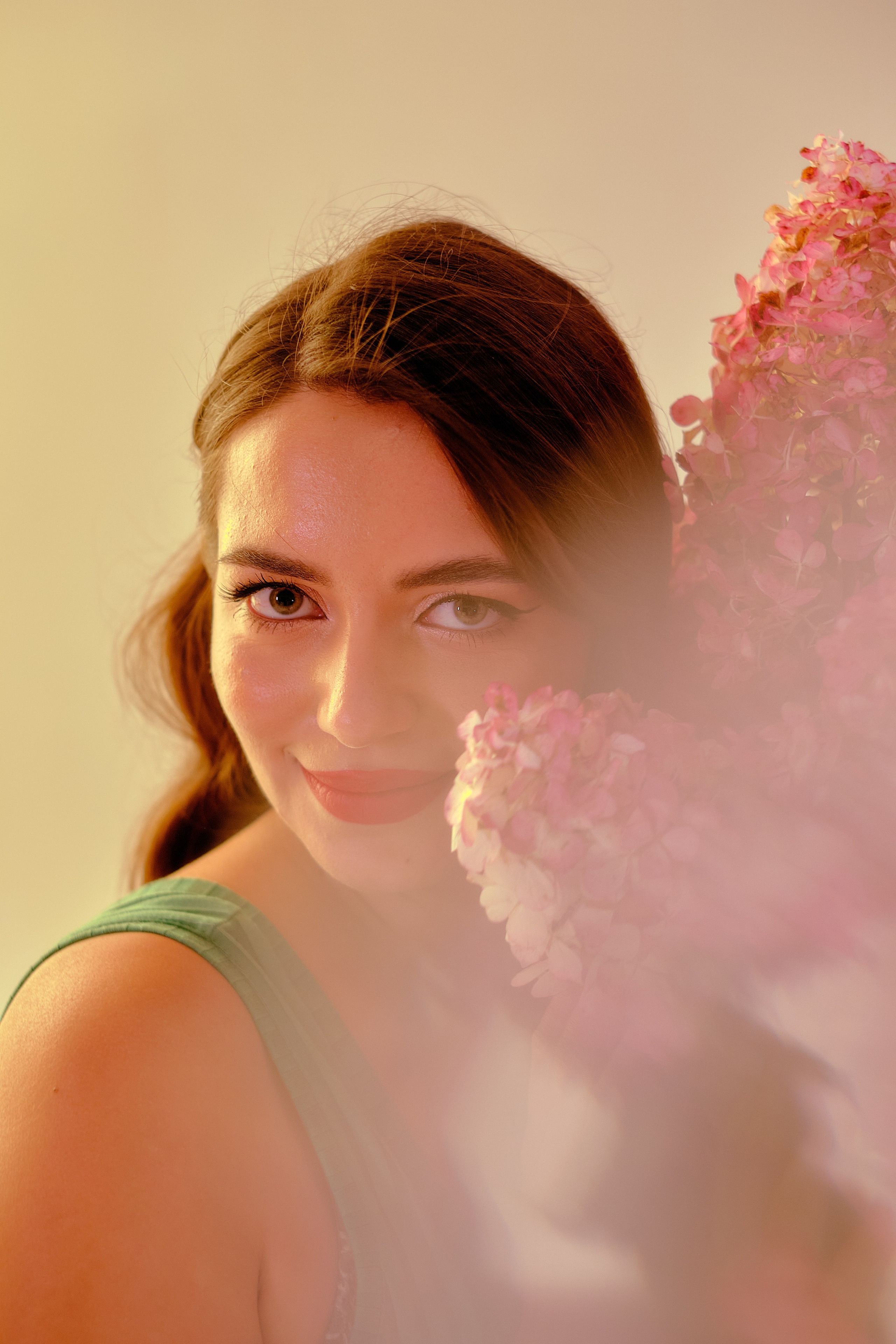 Индивидуальная фотосессия с цветами в студии. Портретный, семейный фотограф в Твери Жданова Татьяна tatzhdanov Таня