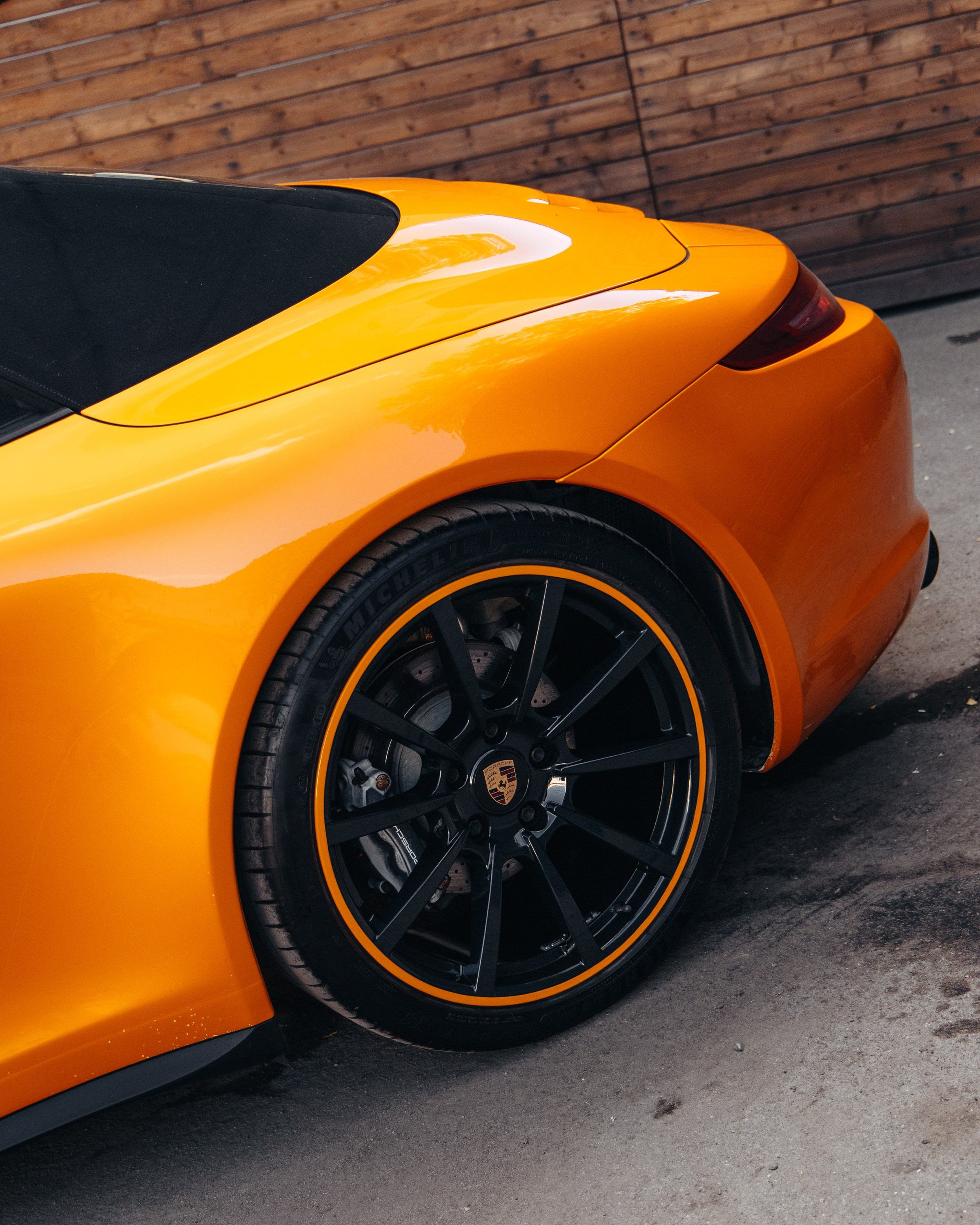 Porsche 911 оранжевый замена ремней безопасности. DeLorein