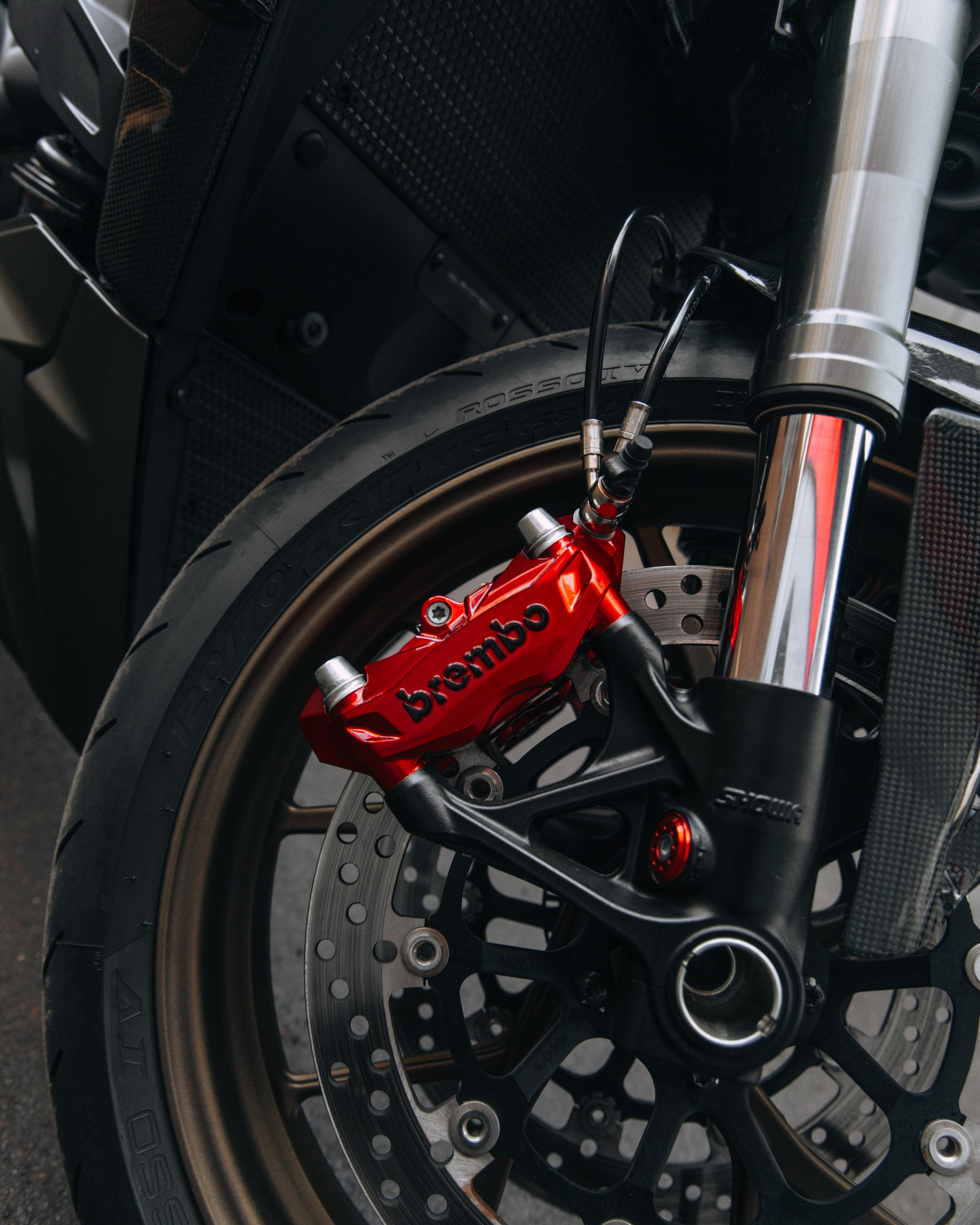 Ducati Streetfighter V2 окрас деталей в красный кэнди и черный мат. DeLorein