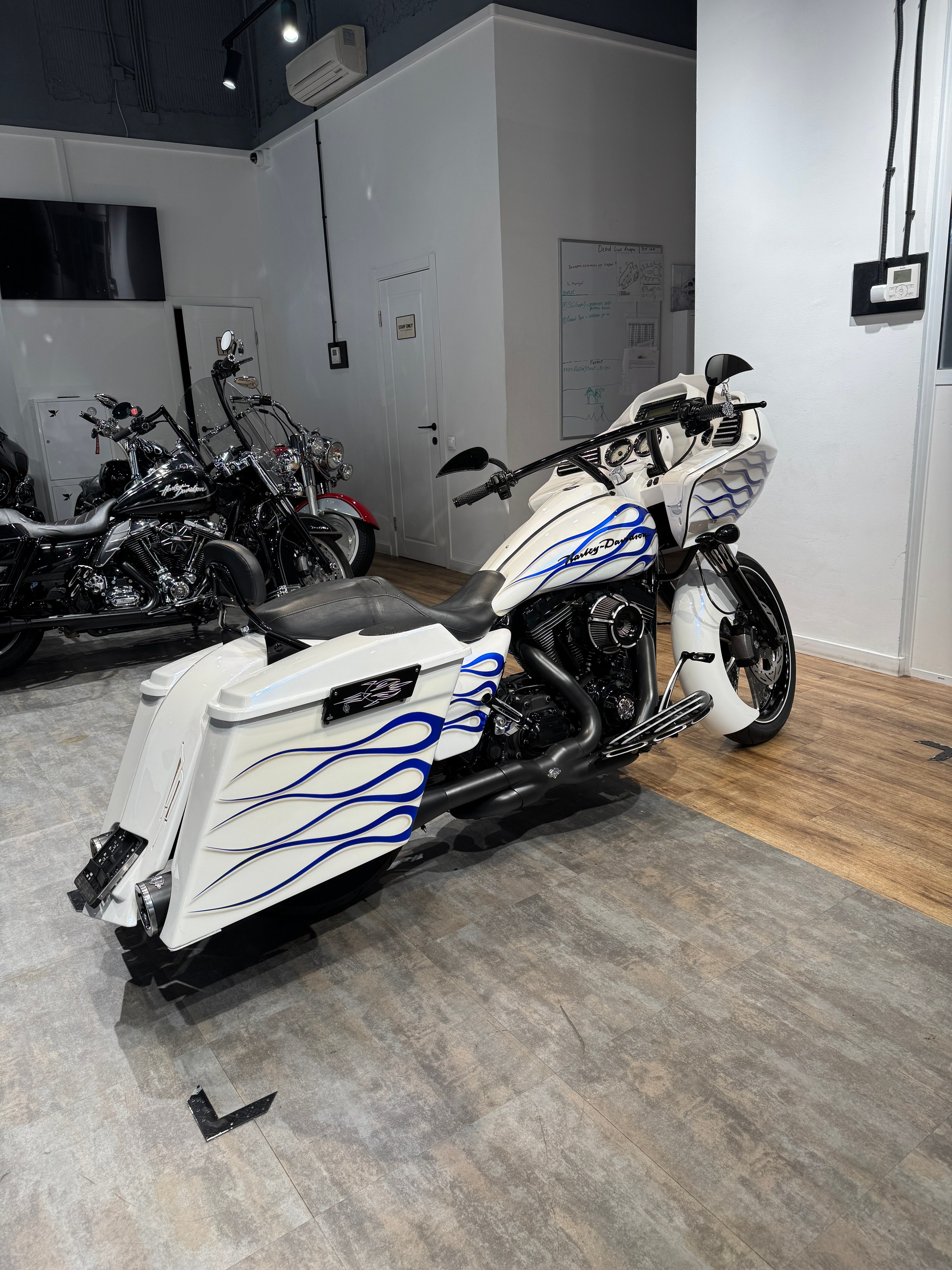 Мотоциклы Harley-Davidson Road Glide 103 White Power (Touring)  — купить мотоцикл. Hello Davidson, Москва. Только хорошие мотоциклы…