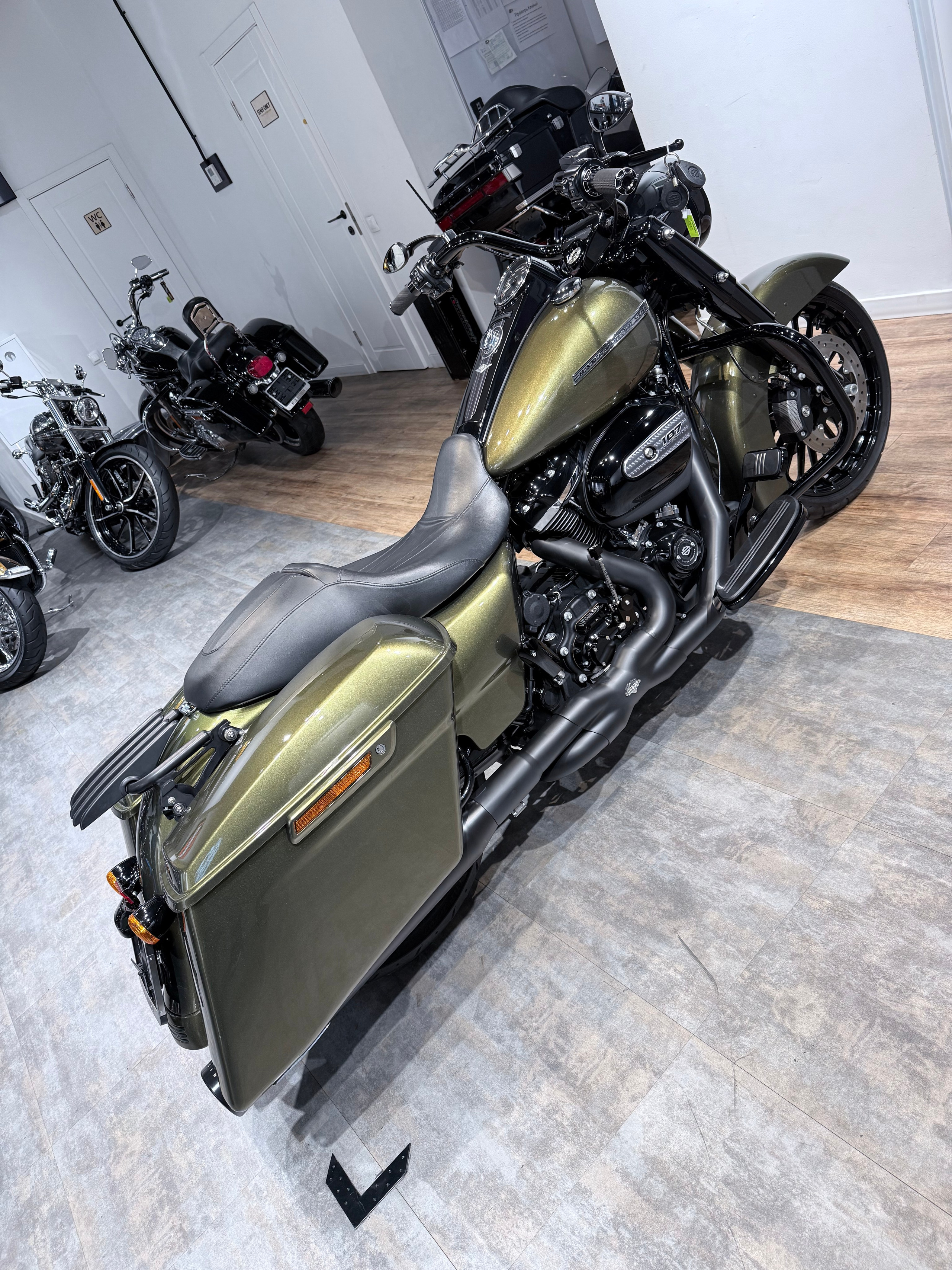 Купить Harley-Davidson 2017 Road King (Olive Gold) (Touring) — подробнее на сайте. Hello Davidson, Москва. Только хорошие мотоциклы…
