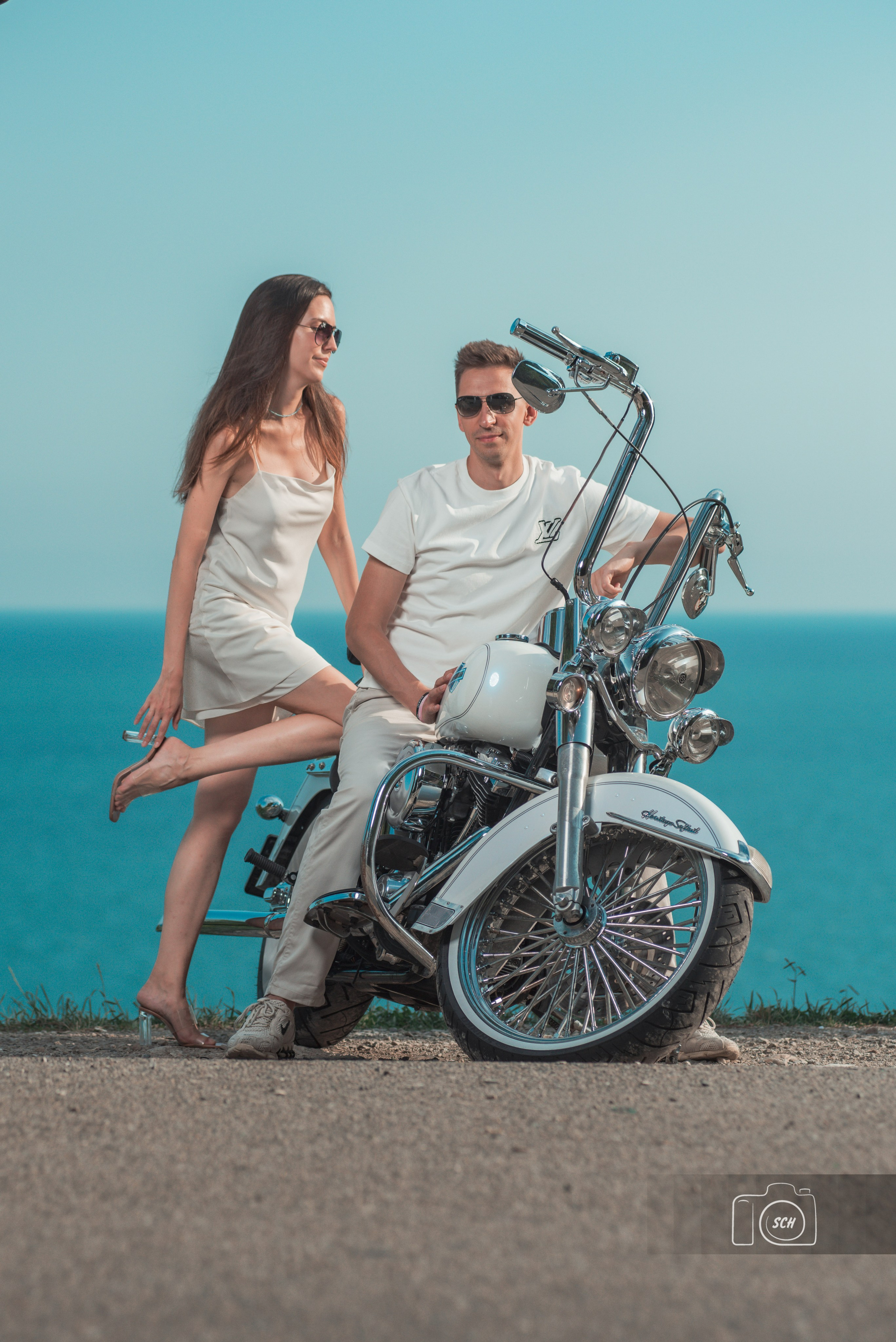 Солнечная фотосессия с белым harley-davidson