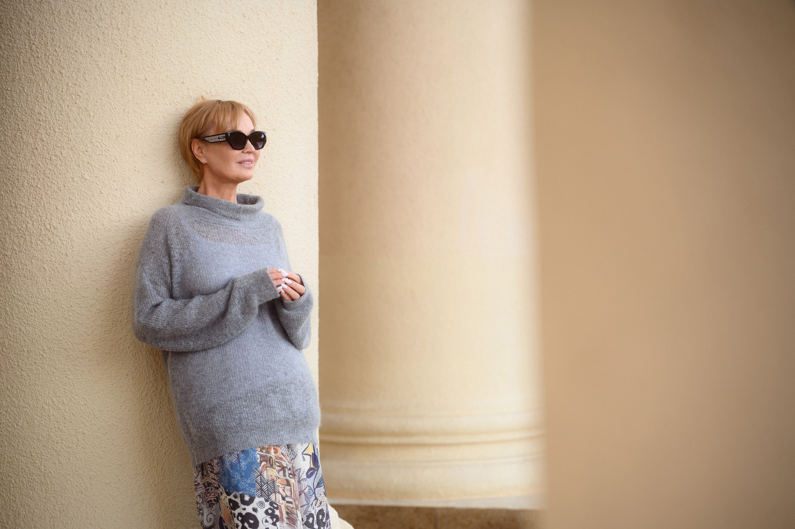 Семейная фотосессия в Сочи у зимнего театра, запечатленная фотографом Сочи