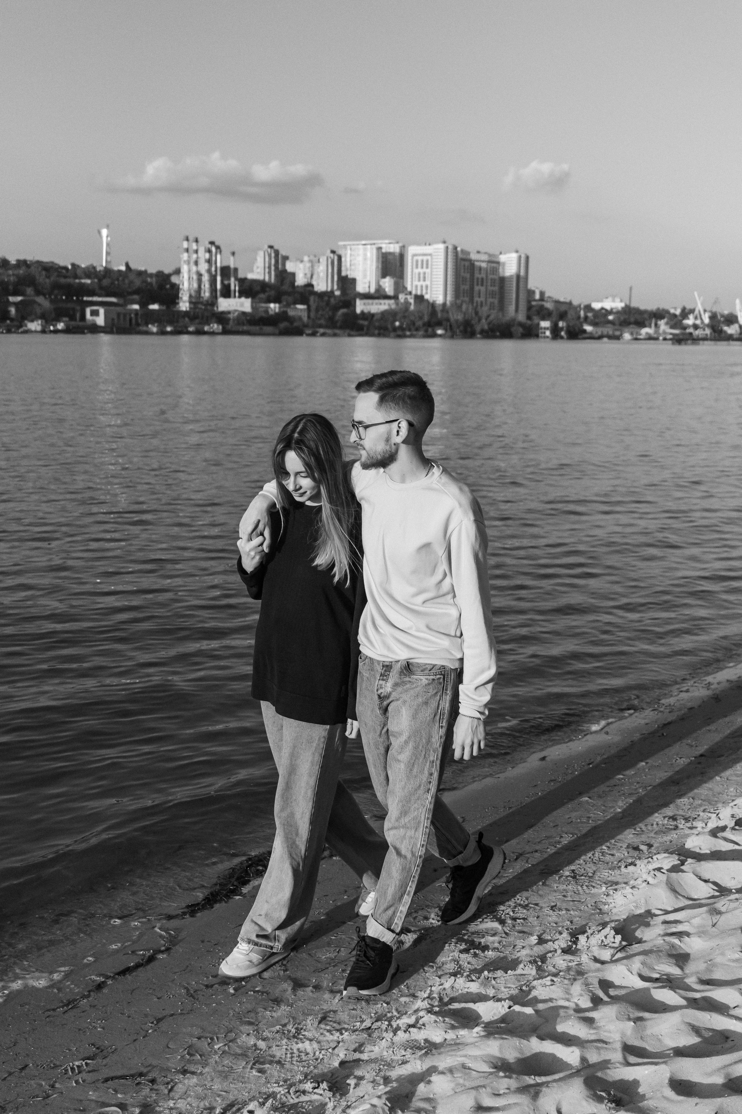 Пара прогуливается на побережье.