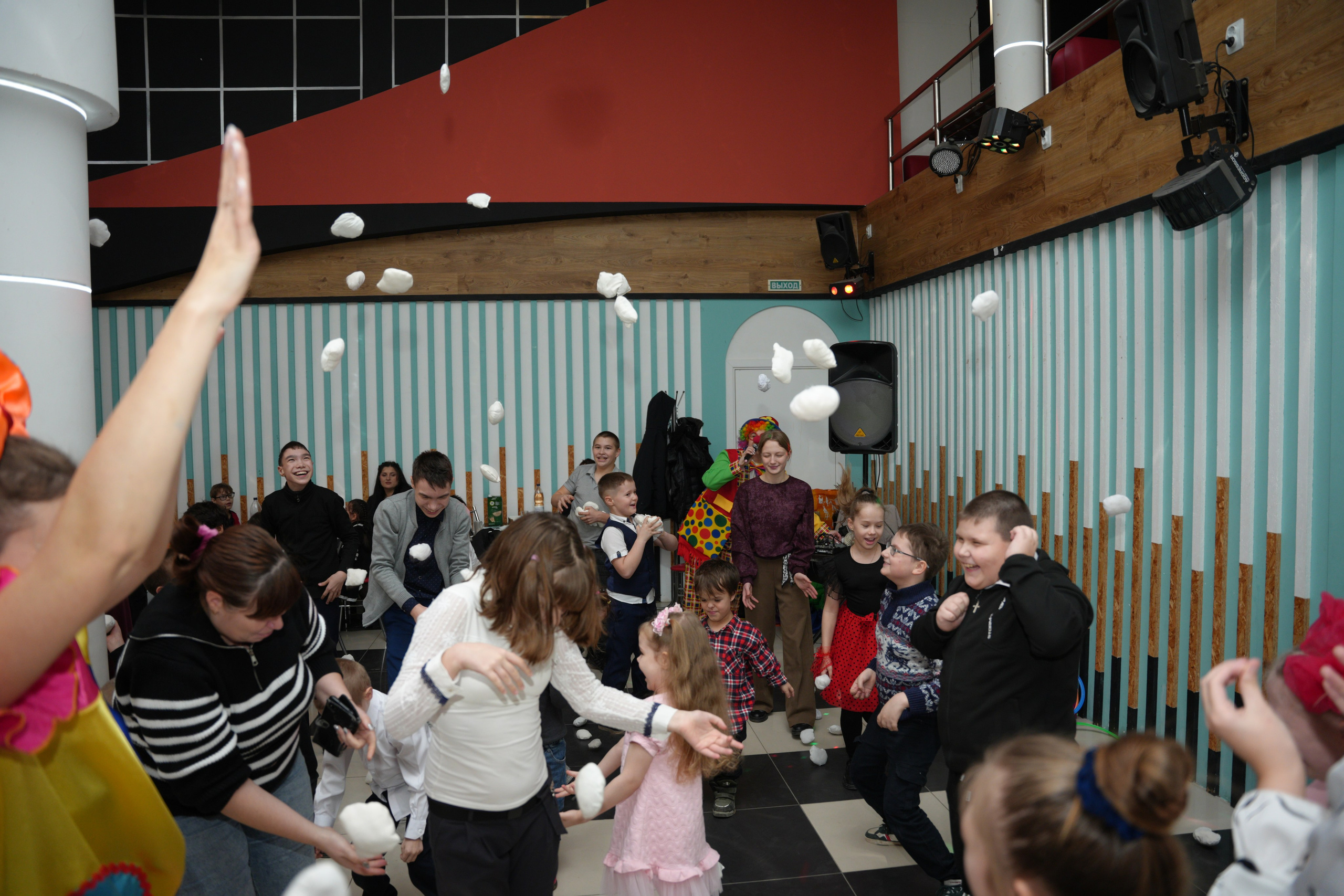 Социально —благотворительная акция «Ты в этом мире не один», посвященная Международному дню инвалидов. ВЫПУСКНЫЕ АЛЬБОМЫ, Школьный фотограф, семейный и свадебный в Саратове и области Ольга Плаксина