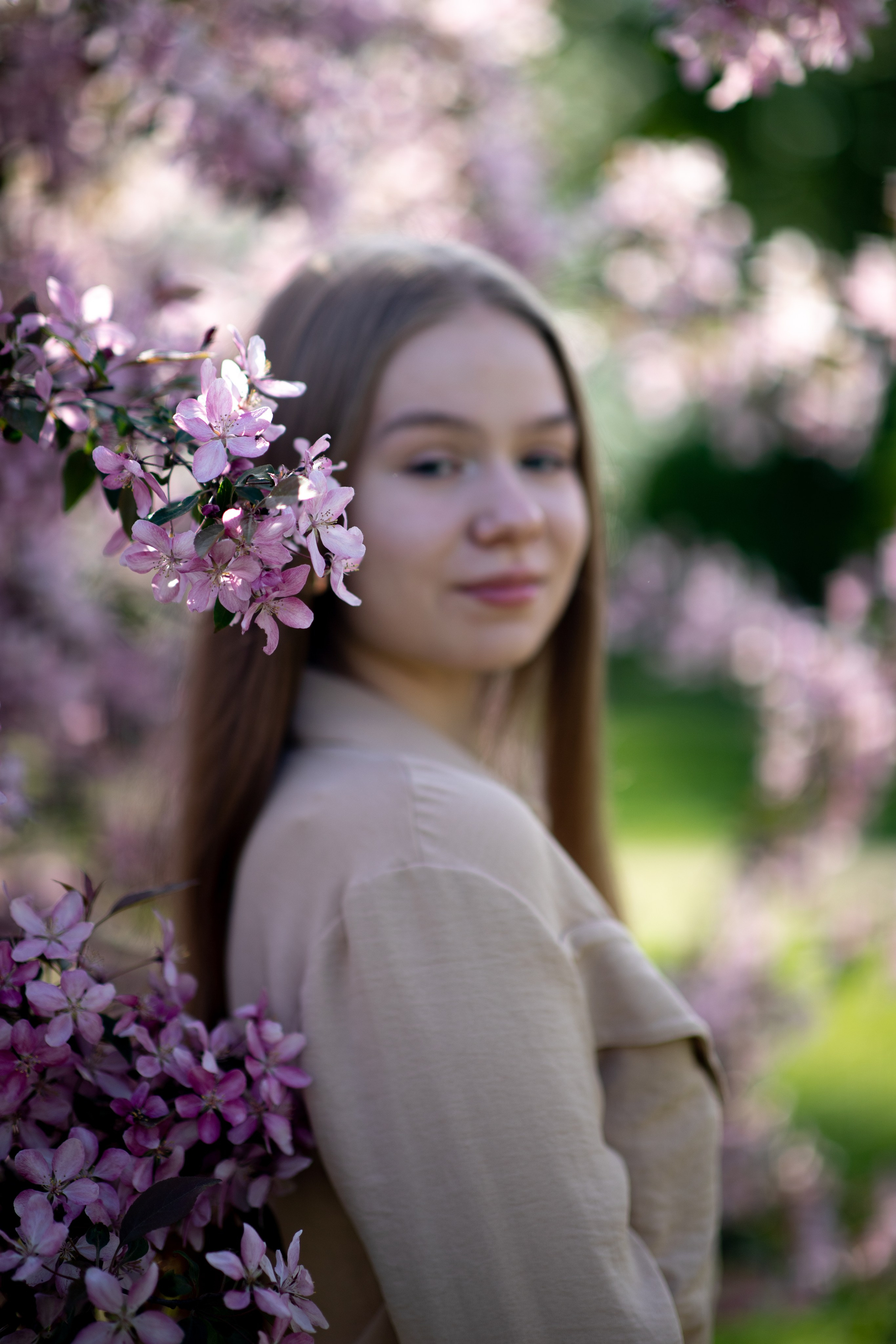 Фотосессия для девушки среди деревьев.