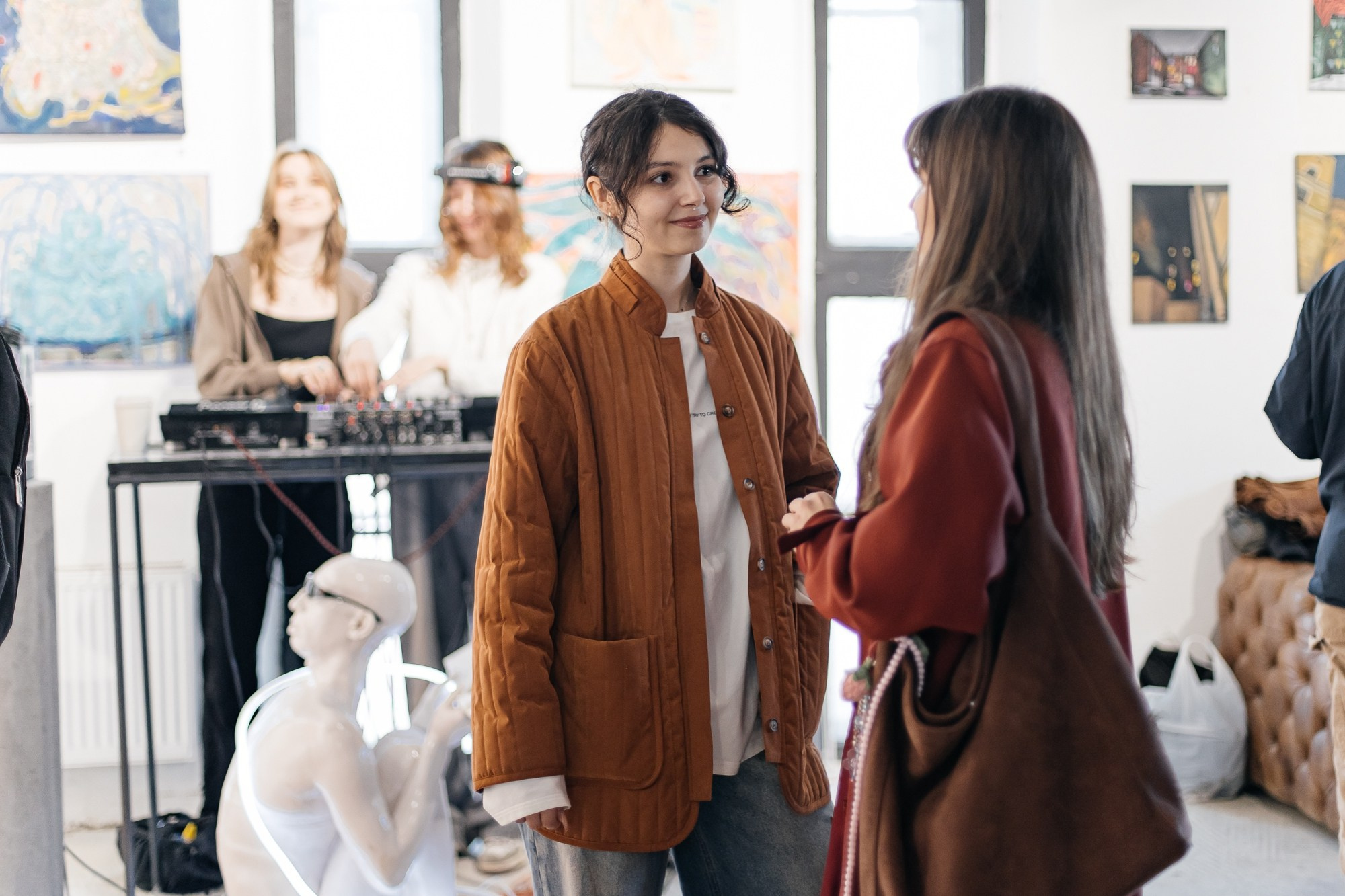 IZZI ROOM | Открытие выставки | май 2025. Репортажный фотограф в Санкт-Петербурге СПБ Алиса Ческидова на ваше мероприятие