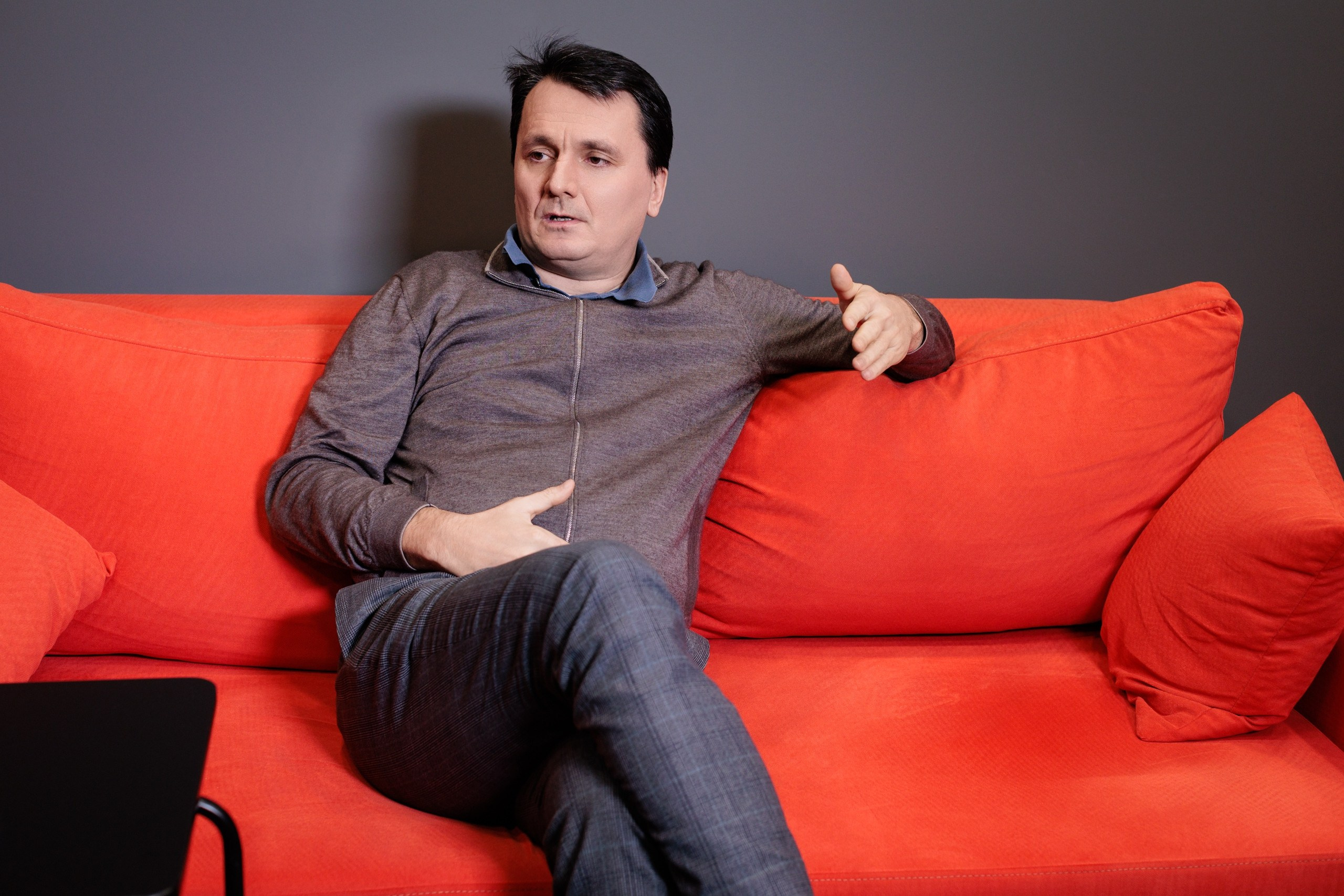 Съемка интеревью с директором. Контент для бизнеса в Екатеринбурге Полдень Медиа