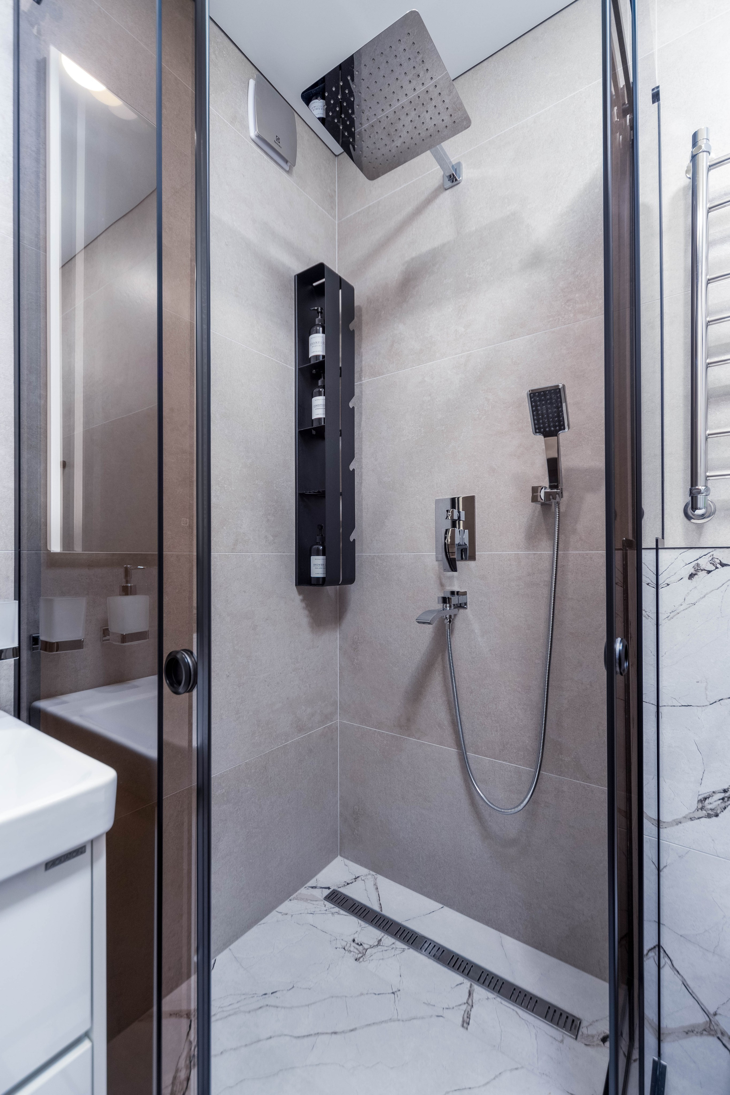 Фото душевой кабины в гостевом санузле в трехкомнатной квартире