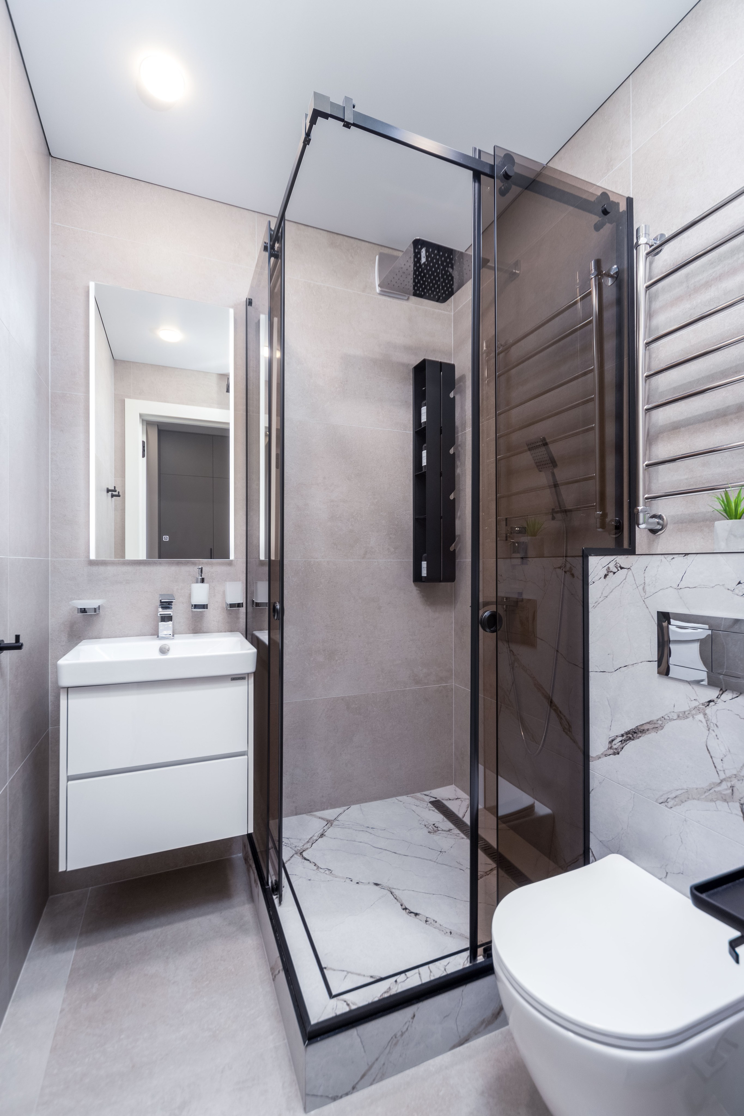 Фото Sakavita Media - фото интерьера гостевого санузла в трехкомнатной квартире