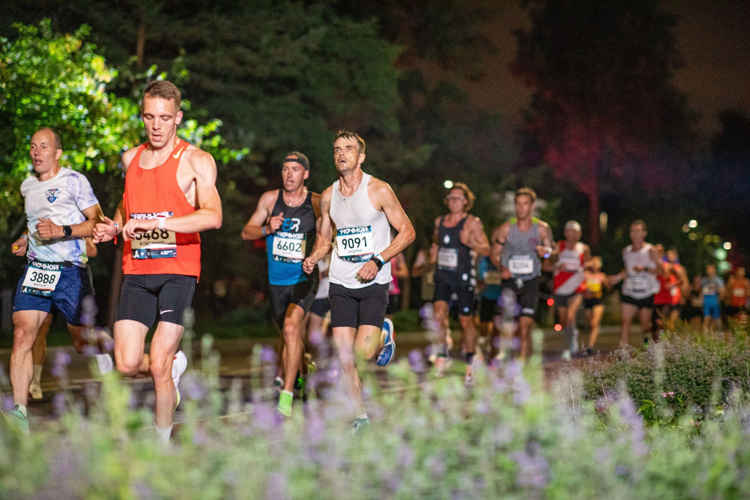 Ночной забег в ленте фотографий бегунов 03.08.24. Фотограф Сергей Ловкий